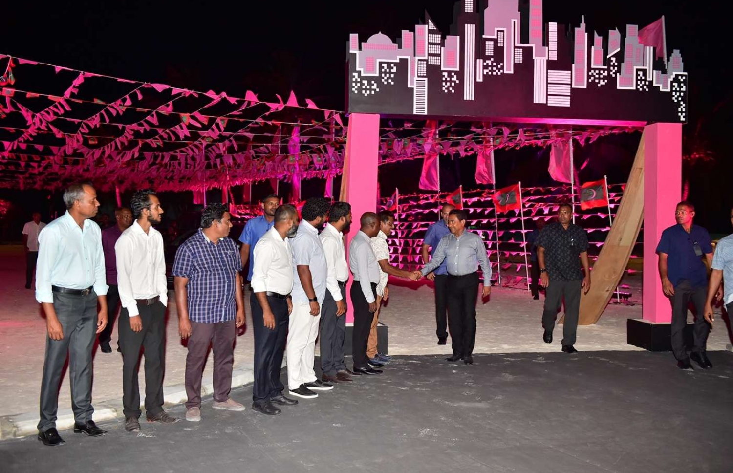 ސެޕްޓެމްބަރު 9، 2018- ރައީސް އަބްދުﷲ ޔާމީން ލ. އަތޮޅަށް ކުރެއްވި ކެމްޕެއިން ދަތުރުފުޅުގައި، އެއަތޮޅު ފޮނަދޫގައި ބޭއްވި ޖަލްސާގައި ބައިވެރިވެވަޑައިގަންނަވަނީ.---ފޮޓޯ: ރައީސް އޮފީސް