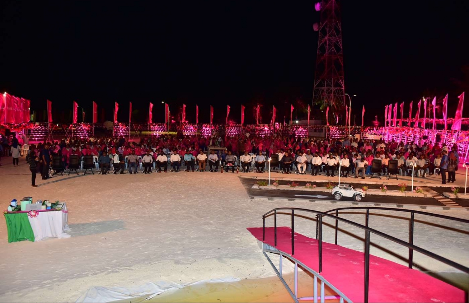 ސެޕްޓެމްބަރު 9، 2018- ރައީސް އަބްދުﷲ ޔާމީން ލ. އަތޮޅަށް ކުރެއްވި ކެމްޕެއިން ދަތުރުފުޅުގައި، އެއަތޮޅު ފޮނަދޫގައި ބޭއްވި ޖަލްސާގެ ތެރެއިން.---ފޮޓޯ: ރައީސް އޮފީސް