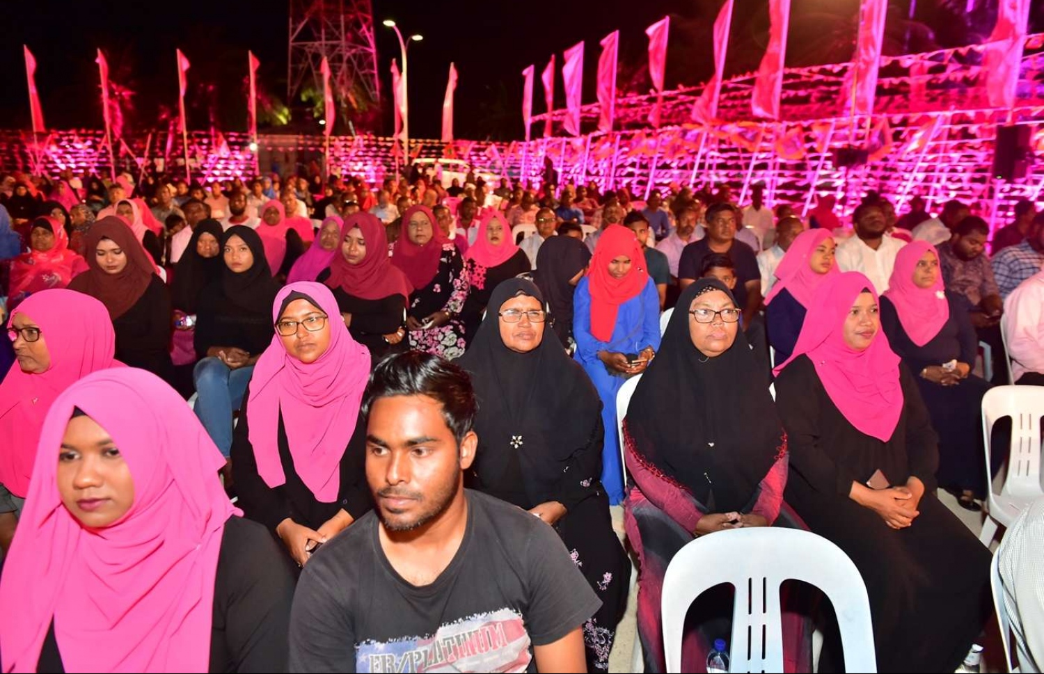 ސެޕްޓެމްބަރު 9، 2018- ރައީސް އަބްދުﷲ ޔާމީން ލ. އަތޮޅަށް ކުރެއްވި ކެމްޕެއިން ދަތުރުފުޅުގައި، އެއަތޮޅު ފޮނަދޫގައި ބޭއްވި ޖަލްސާގައި ގިނައަދަދެއްގެ މީހުން ބައިވެރިވަނީ.---ފޮޓޯ: ރައީސް އޮފީސް