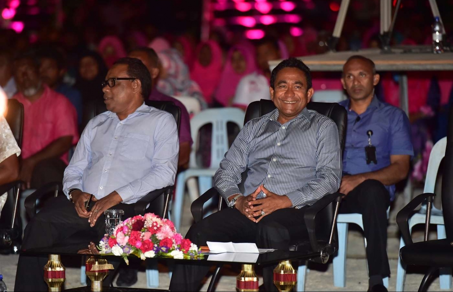 ސެޕްޓެމްބަރު 9، 2018- ރައީސް އަބްދުﷲ ޔާމީން ލ. އަތޮޅަށް ކުރެއްވި ކެމްޕެއިން ދަތުރުފުޅުގައި، އެއަތޮޅު ފޮނަދޫގައި ބޭއްވި ޖަލްސާގައި، ރައީސް ޔާމީން އާއި ޕީޕީއެމްގެ ނައިބު ރައީސް ފޮނަދޫ ދާއިރާގެ މެމްބަރު އަބްދުއްރަހީމް ބައިވެރިވެވަޑައިގަންނަވަނީ.---ފޮޓޯ: ރައީސް އޮފީސް