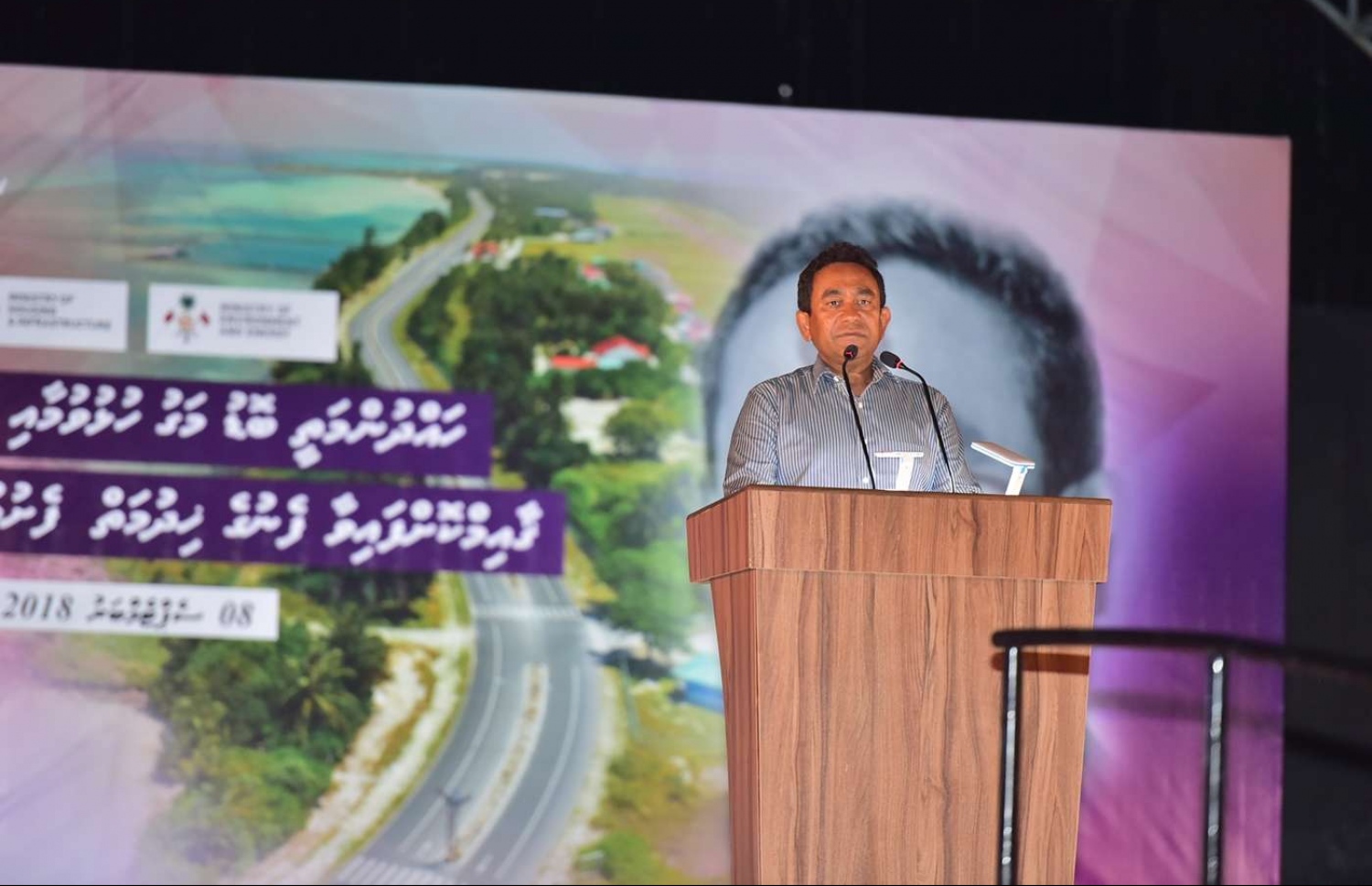 ސެޕްޓެމްބަރު 9، 2018- ރައީސް އަބްދުﷲ ޔާމީން ލ. އަތޮޅަށް ކުރެއްވި ކެމްޕެއިން ދަތުރުފުޅުގައި، އެއަތޮޅު ފޮނަދޫގައި ބޭއްވި ޖަލްސާގައި ވާހަކަދައްކަވަނީ.---ފޮޓޯ: ރައީސް އޮފީސް