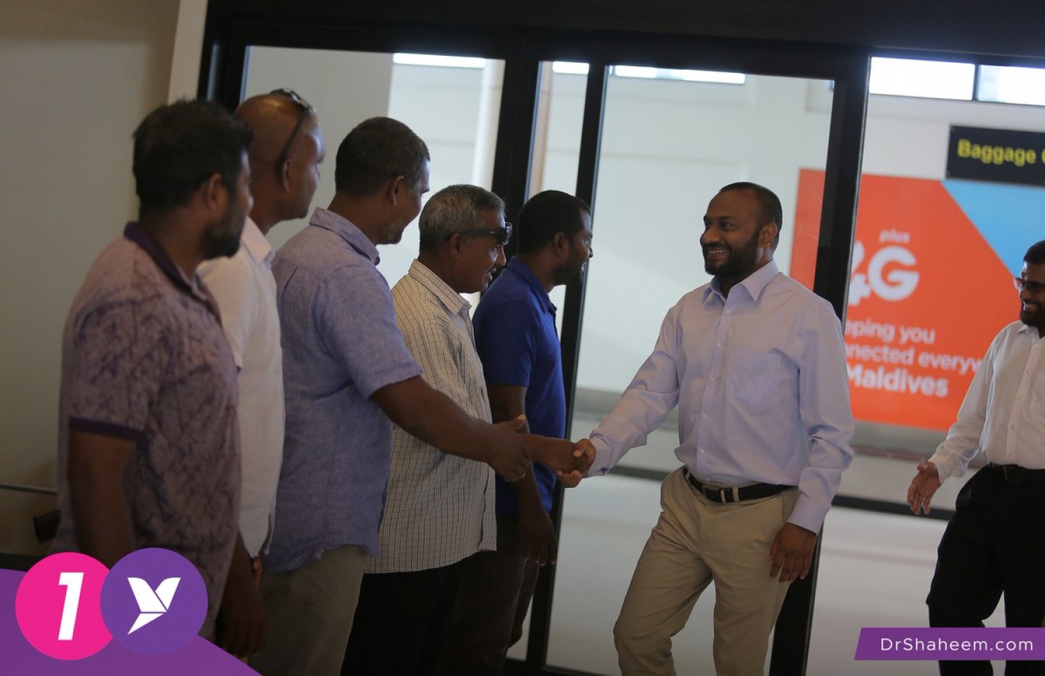 ޑރ ޝަހީމަށް ކުޑަހުވަދޫ އެއާޕޯޓުން މަރުހަބާ ދަންނަވަނީ: މި ދަތުރުގައި ދ. އަތޮޅުގެ ގިނަ ރަށްތަކަށް ވަޑައިގަންނަވާނެ.-- ފޮޓޯ: ޕީޕީއެމް