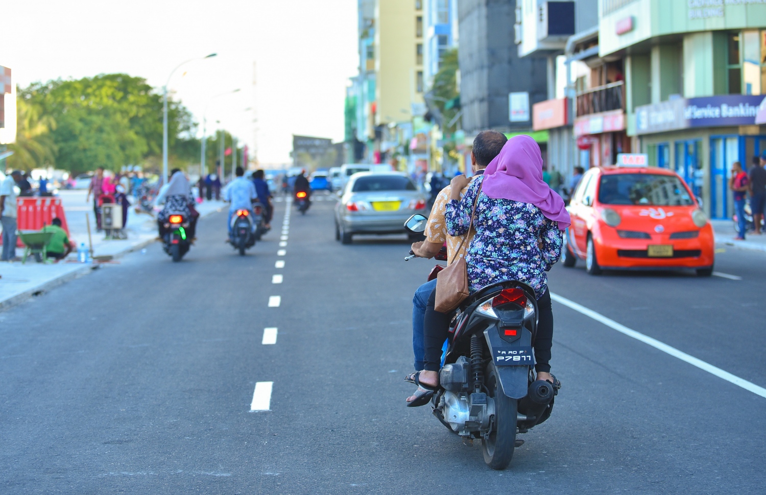 ސިނަމާލެ ބްރިޖާ ގުޅޭ ރިންގް ރޯޑުގައި ސައިކަލްގައި ބްރިޖަށް އެރުމަށް ދެ މީހަކު ދަނީ: ބްރިޖާ އެކު، ހެންވޭރު ލޮނުޒިޔާރަތްކޮޅާއި ދަރުބާރުގެ ފުރަގަހުން ބޮޑުތަކުރުފާނު މަގު ހިމެނޭ ސަރަހައްދުގެ މަލަމަތި ވަނީ ވަރަށް ބޮޑަށް ބަދަލުވެފައި.---ފޮޓޯ: ހުސައިން ވަހީދު/މިހާރު