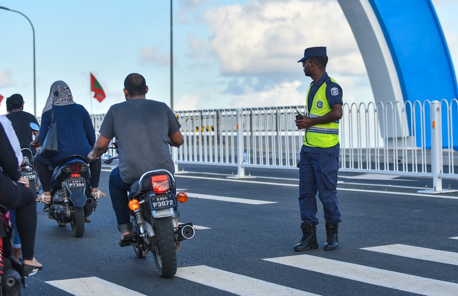 ސިނަމާލެ ބްރިޖް މާލެއިން ފެށޭ ހިސާބުގެ ޓްރެފިކް ބެލުމަށް ފުލުހަކު ހަރަކާތްތެރިވަނީ: މިއީ މާލެ އާއި ހުޅުމާލެ އަދި ހުޅުލޭގެ ދަތުރުފަތުރުގެ ނިޒާމަށް ސަރުކާރުން ގެނައި އިންގިލާބީ ބަދަލެއް ކަމަށް ގިނަ ބަޔަކު ގަބޫލުކުރޭ.---ފޮޓޯ: ހުސައިން ވަހީދު/މިހާރު