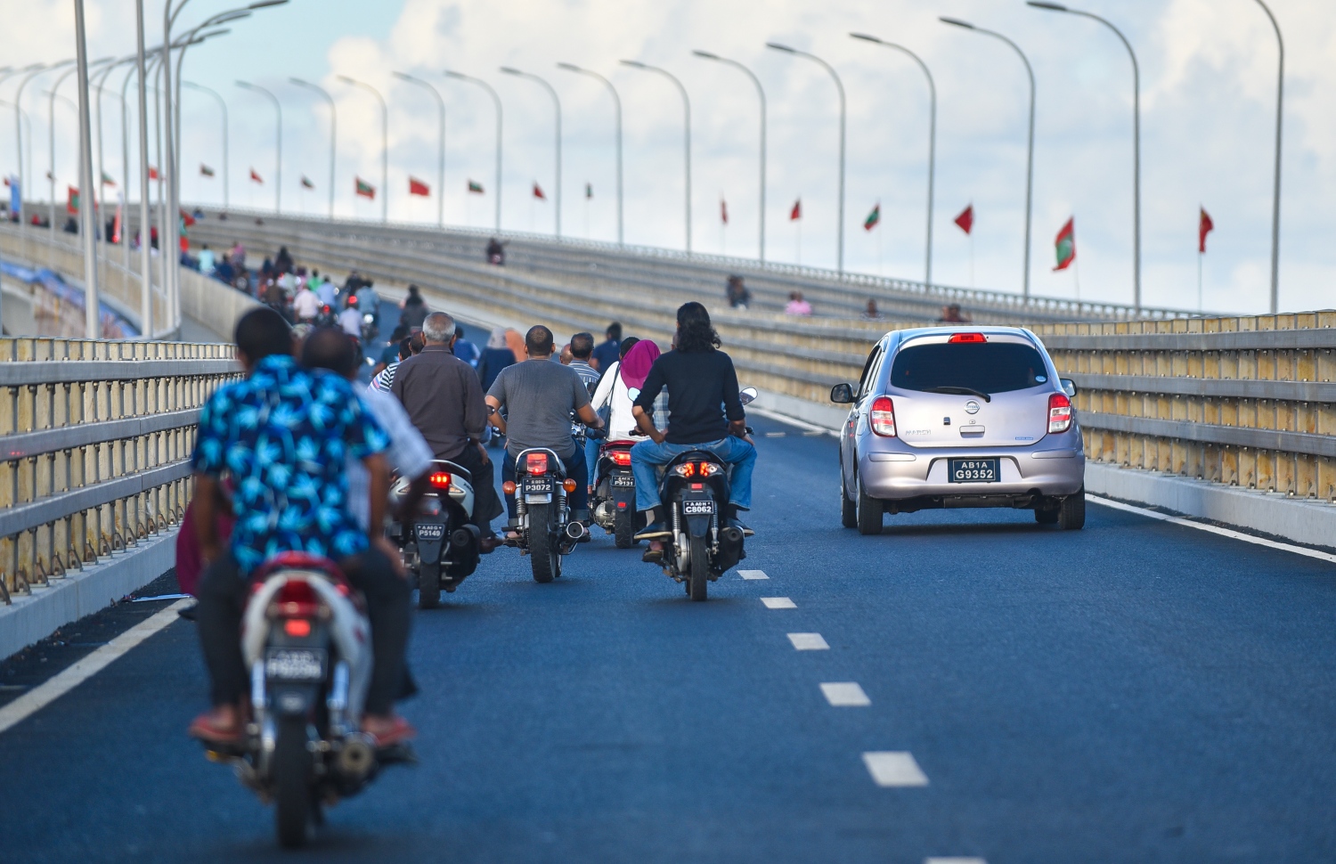 ސިނަމާލެ ބްރިޖު މަތިން ދުއްވާފައި ބަޔަކު ދަނީ: މި ބްރިޖާ އެކު، ހުޅުމާލެ އަށް ދާ މީހުންގެ އަދަދު ވަނީ ވަރަށް ބޮޑަށް އިތުރުވެފައި.---ފޮޓޯ: ހުސައިން ވަހީދު/މިހާރު