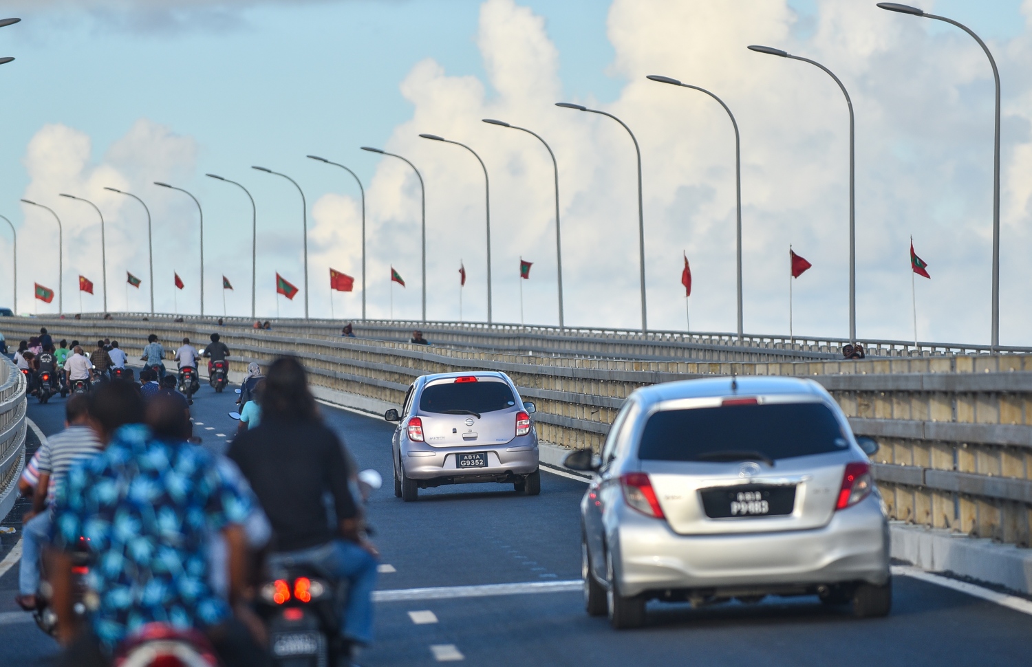 ސިނަމާލެ ބްރިޖު މަތިން ދުއްވާފައި ބަޔަކު ދަނީ: މި ބްރިޖާ އެކު، ހުޅުމާލެ އަށް ދާ މީހުންގެ އަދަދު ވަނީ ވަރަށް ބޮޑަށް އިތުރުވެފައި.---ފޮޓޯ: ހުސައިން ވަހީދު/މިހާރު