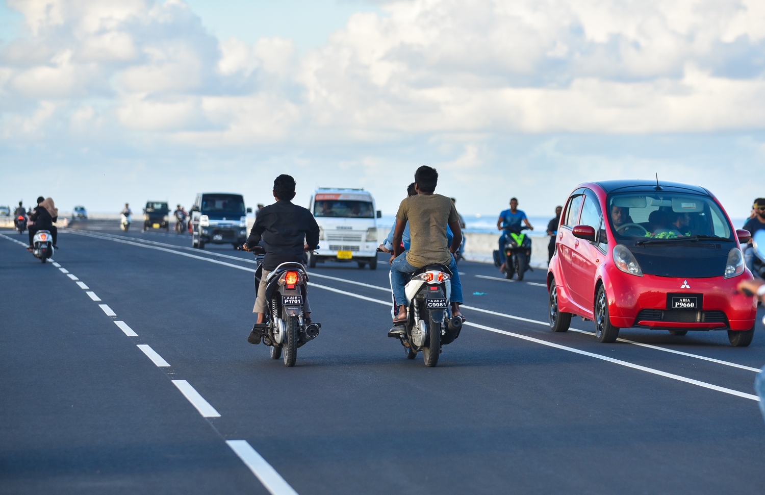 ސިނަމާލެ ބްރިޖު މަތިން ދުއްވާފައި ބަޔަކު ދަނީ: މި ބްރިޖާ އެކު، ހުޅުމާލެ އަށް ދާ މީހުންގެ އަދަދު ވަނީ ވަރަށް ބޮޑަށް އިތުރުވެފައި.---ފޮޓޯ: ހުސައިން ވަހީދު/މިހާރު