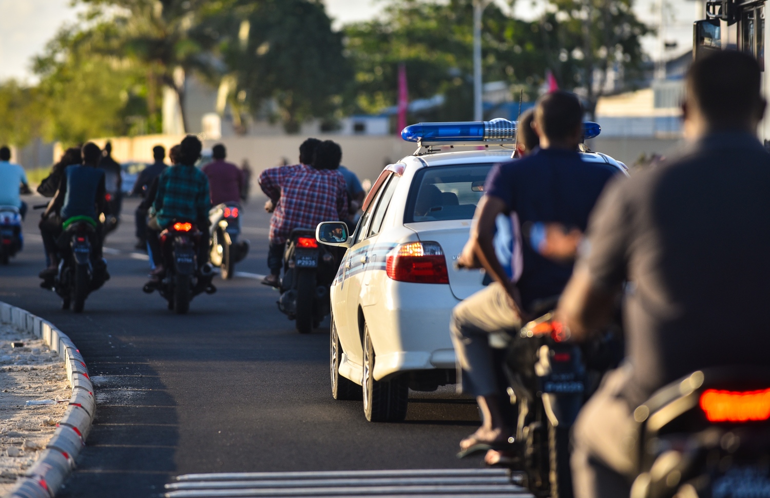 ސިނަމާލެ ބްރިޖު މަތިން ދުއްވާފައި ބަޔަކު ދަނީ: މި ބްރިޖާ އެކު، ހުޅުމާލެ އަށް ދާ މީހުންގެ އަދަދު ވަނީ ވަރަށް ބޮޑަށް އިތުރުވެފައި.---ފޮޓޯ: ހުސައިން ވަހީދު/މިހާރު