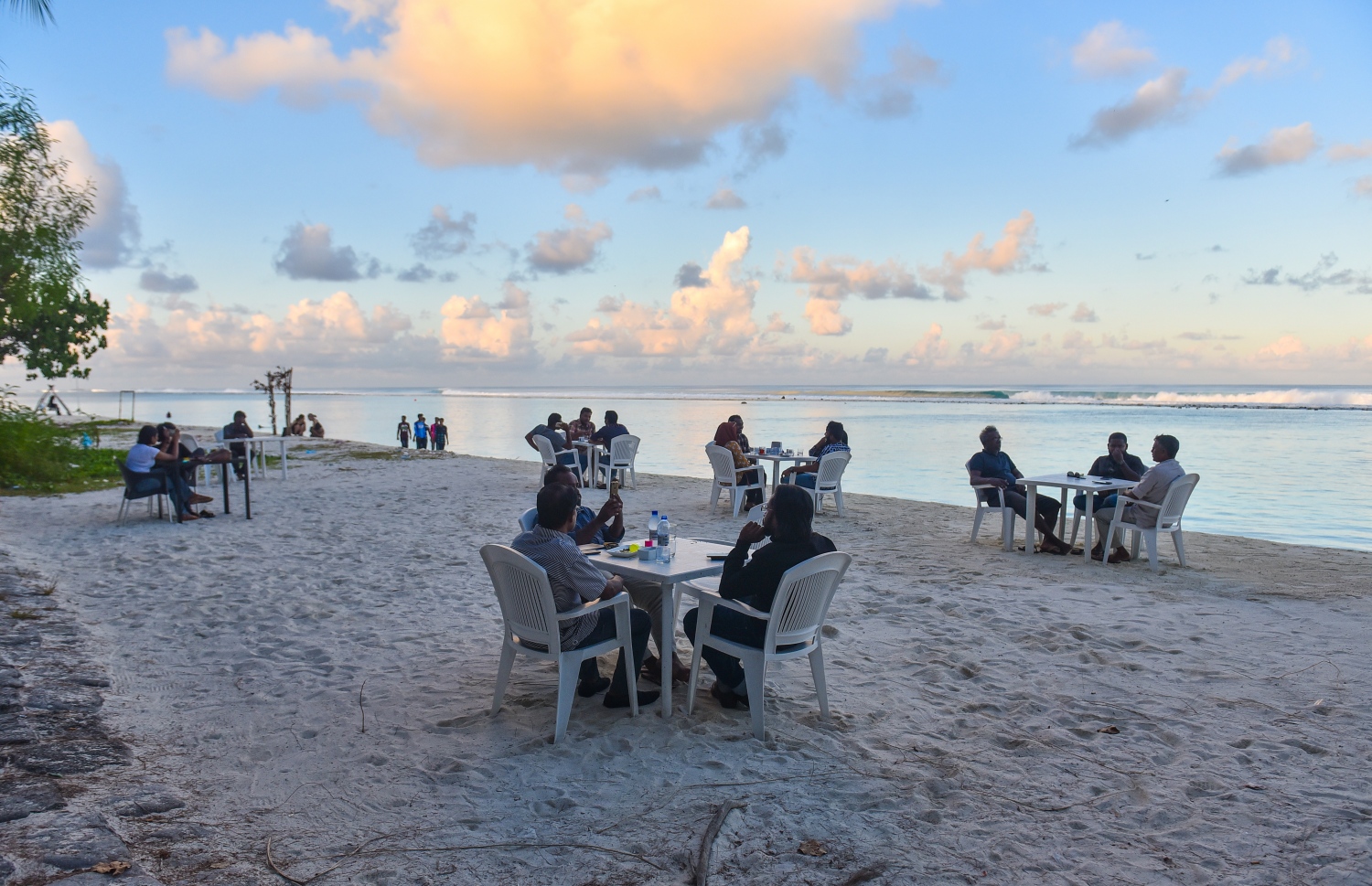 ހުޅުމާލޭގެ އަތިރިމަތީގައި ހުންނަ ކެފޭއެއްގައި އިއްޔެ ހަވީރު ބަޔަކު ސައިބޯން މަޑުކޮށްލައިގެން. ފޮޓޯ: ހުސެއިން ވަހީދު /މިހާރު