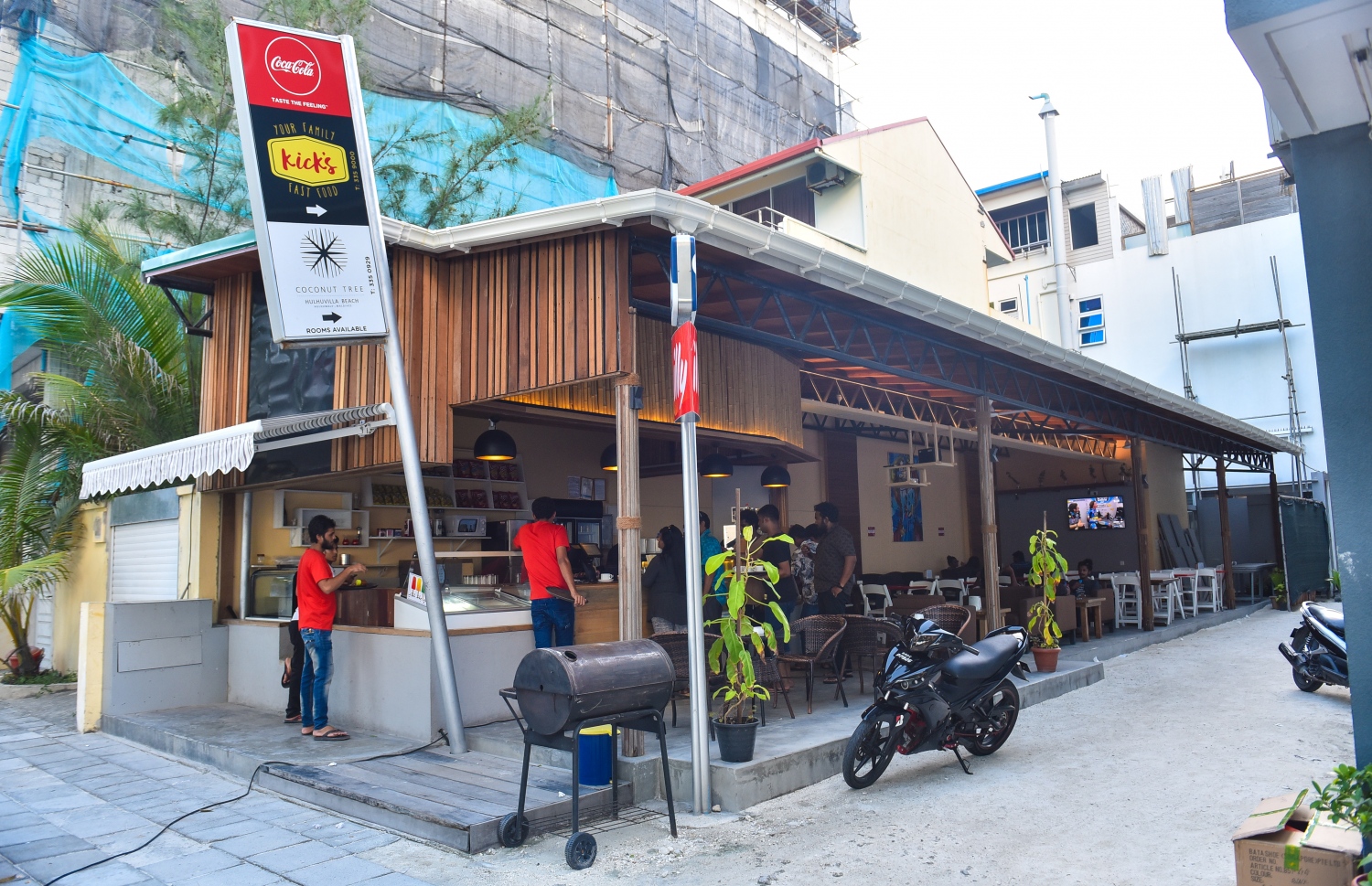 ހުޅުމާލޭގެ އަތިރިމަތީގައި ހުންނަ ކެފޭއެއް. ބްރިޖާއެކު ހުޅުމާލެއަށް ހަވީރު ސައިބޯން އަންނަ މީހުންގެ އަދަދު ވަނީ ވަރަށް ބޮޑަށް އިތުރުވެފައި. ފޮޓޯ: ހުސެއިން ވަހީދު /މިހާރު