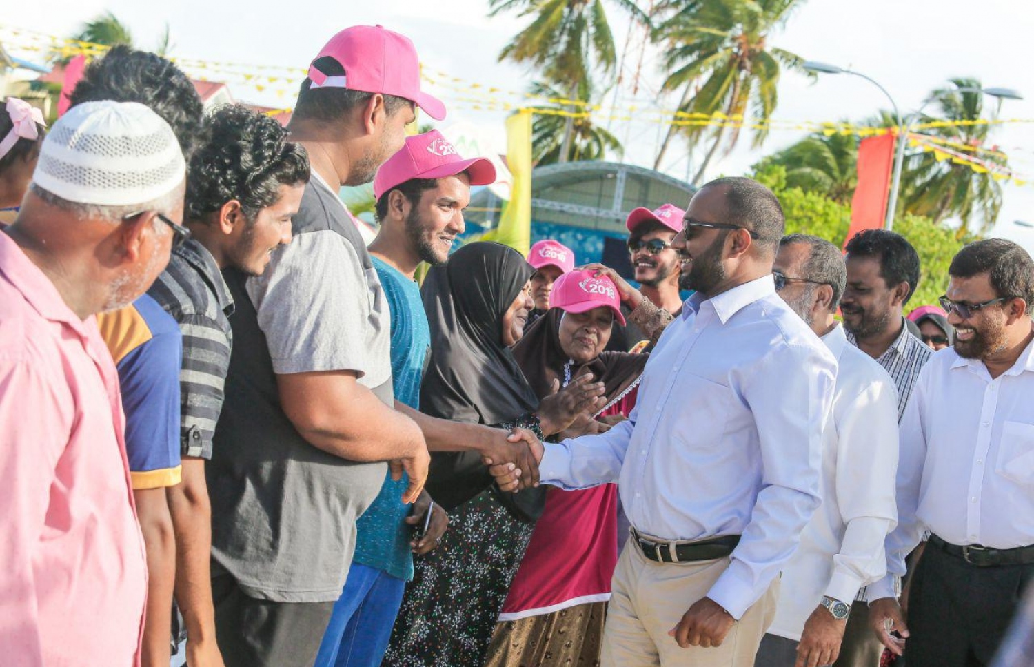 ޑރ. ޝަހީމް، މީދު އަށް ވަޑައިގަތުމުން މަރުހަބާ ދަންނަވަން އެއްވި މީހުންނާ ސަލާމް ކުރައްވަނީ.---ފޮޓޯ: ޝަހީމްގެ ފޭސްބުކް ޕޭޖް