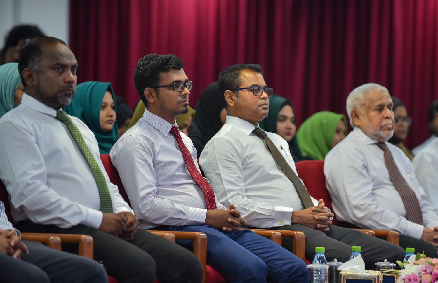 ޒަކާތު ފަންޑު ސްކޮލަޝިޕް ލިބުނު ދަރިވަރުންނަށް އެކަމުގެ ލިޔުން ހަވާލުކުރަން އިސްލާމީ މަރުކަޒުގައި ބޭއްވި ރަސްމިއްޔާތުގައި، އިސްލާމިކް މިނިސްޓަރު ޑރ. ޒިޔާދު، ފިނޭންސް މިނިސްޓަރު އަހުމަދު މުނައްވަރު، އަދި އެންވާރްމަންޓް މިނިސްޓަރު ތޯރިގް ބައިވެރިވެ ވަޑައިގަންނަވަނީ.-- ފޮޓޯ: އަހުމަދު ނިޝާތު/ މިހާރު