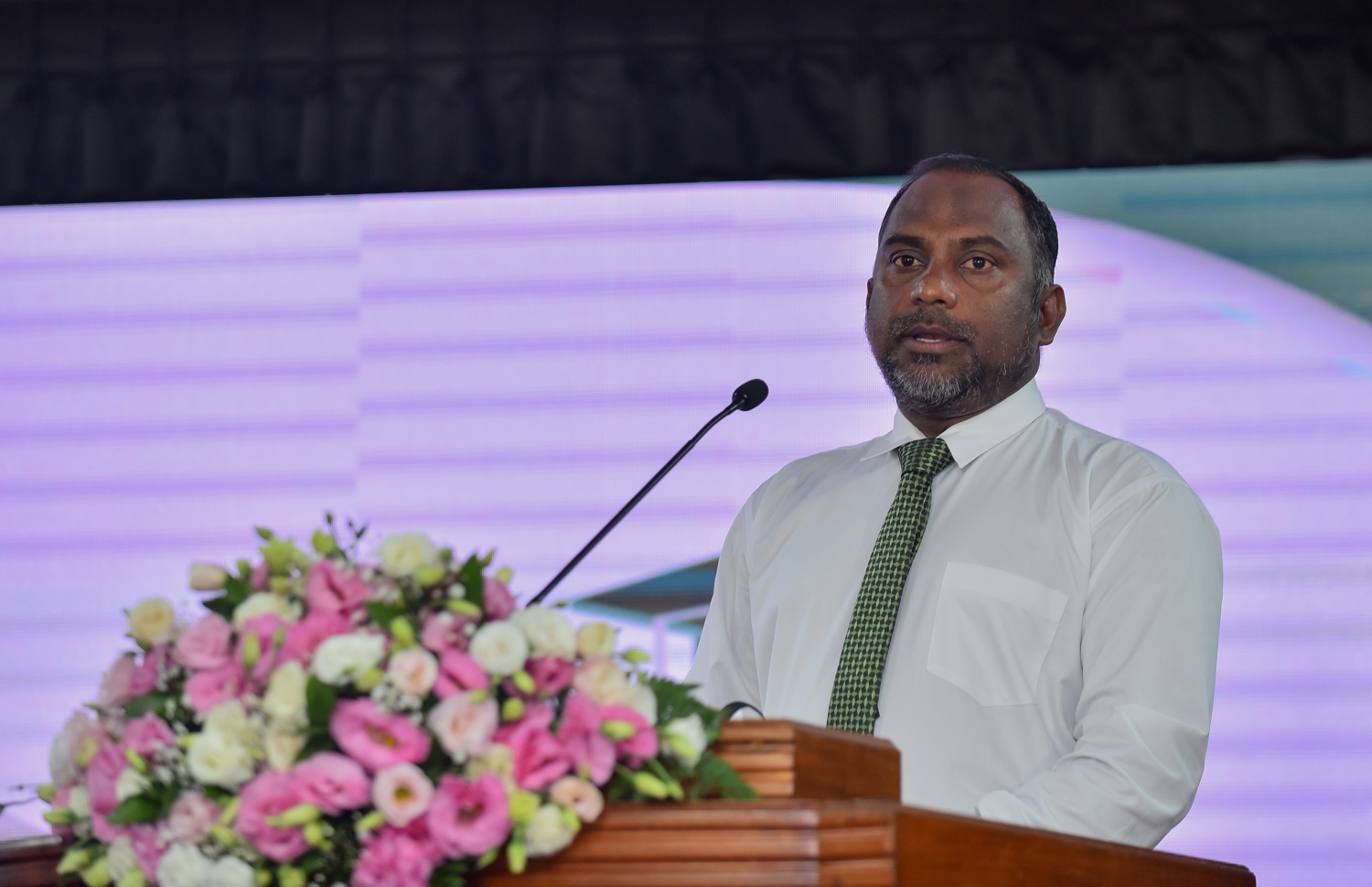 މާލެ: ސެޕްޓެމްބަރު 10، 2018: ޒަކާތު ފަންޑު ސްކޮލަޝިޕް ލިބުނު ދަރިވަރުންނަށް އެކަމުގެ ލިޔުން ހަވާލުކުރަން އިސްލާމީ މަރުކަޒުގައި ބޭއްވި ރަސްމިއްޔާތުގައި، އިސްލާމިކް މިނިސްޓަރު ޑރ. ޒިޔާދު ވާހަކަދައްކަވަނީ.-- ފޮޓޯ: އަހުމަދު ނިޝާތު/ މިހާރު