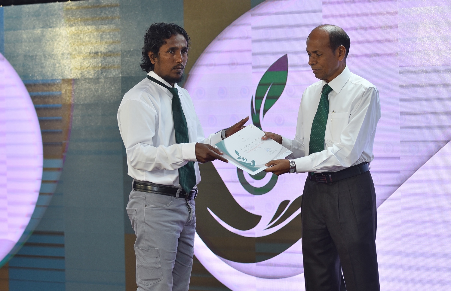 މާލެ: ސެޕްޓެމްބަރު 10، 2018: ޒަކާތު ފަންޑުގެ އެހީގައި ދޭ ސްކޮލަޝިޕްގެ ލިޔުން ހަވާލުކުރުމަށް އިސްލާމީ މަރުކަޒުގައި ބޭއްވި ހާއްސަ ރަސްމިއްޔާތުގައި ސްކޮލަޝިޕް ލިބުނު ދަރިވަރަކަށް، ގުރުއާނާބެހޭ މަރުކަޒުގެ ރައީސް އިބްރާހިމް ރަޝީދު މޫސާ(ކ) ލިޔުން ހަވާލުކޮށްދެއްވަނީ.-- ފޮޓޯ: އަހުމަދު ނިޝާތު /މިހާރު