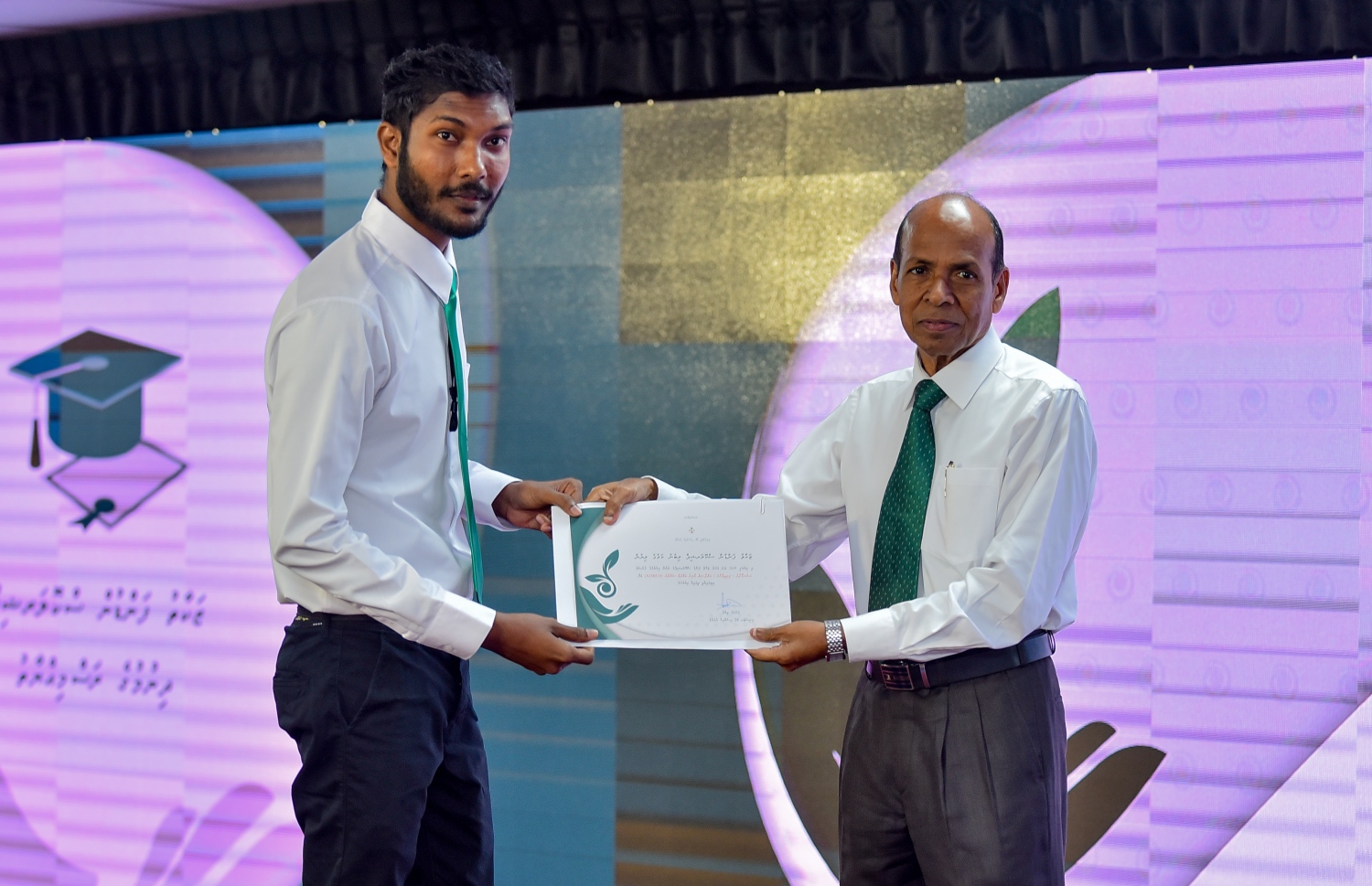 މާލެ: ސެޕްޓެމްބަރު 10، 2018: ޒަކާތު ފަންޑުގެ އެހީގައި ދޭ ސްކޮލަޝިޕްގެ ލިޔުން ހަވާލުކުރުމަށް އިސްލާމީ މަރުކަޒުގައި ބޭއްވި ހާއްސަ ރަސްމިއްޔާތުގައި ސްކޮލަޝިޕް ލިބުނު ދަރިވަރަކަށް، ގުރުއާނާބެހޭ މަރުކަޒުގެ ރައީސް އިބްރާހިމް ރަޝީދު މޫސާ(ކ) ލިޔުން ހަވާލުކޮށްދެއްވަނީ.-- ފޮޓޯ: އަހުމަދު ނިޝާތު /މިހާރު