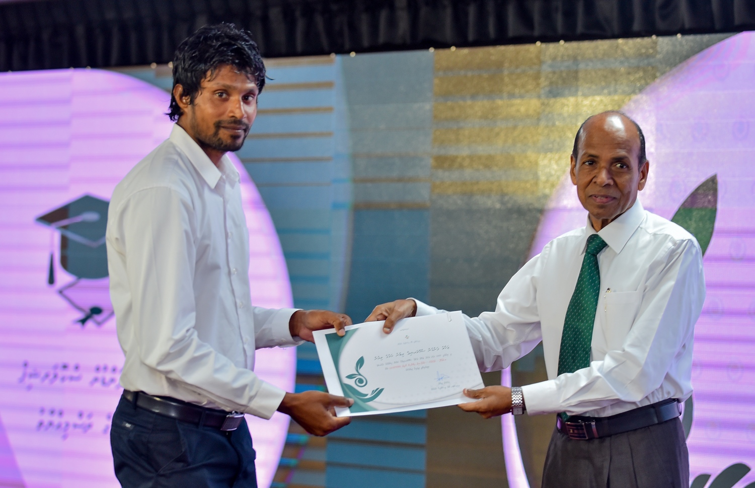 މާލެ: ސެޕްޓެމްބަރު 10، 2018: ޒަކާތު ފަންޑުގެ އެހީގައި ދޭ ސްކޮލަޝިޕްގެ ލިޔުން ހަވާލުކުރުމަށް އިސްލާމީ މަރުކަޒުގައި ބޭއްވި ހާއްސަ ރަސްމިއްޔާތުގައި ސްކޮލަޝިޕް ލިބުނު ދަރިވަރަކަށް، ގުރުއާނާބެހޭ މަރުކަޒުގެ ރައީސް އިބްރާހިމް ރަޝީދު މޫސާ(ކ) ލިޔުން ހަވާލުކޮށްދެއްވަނީ.-- ފޮޓޯ: އަހުމަދު ނިޝާތު /މިހާރު