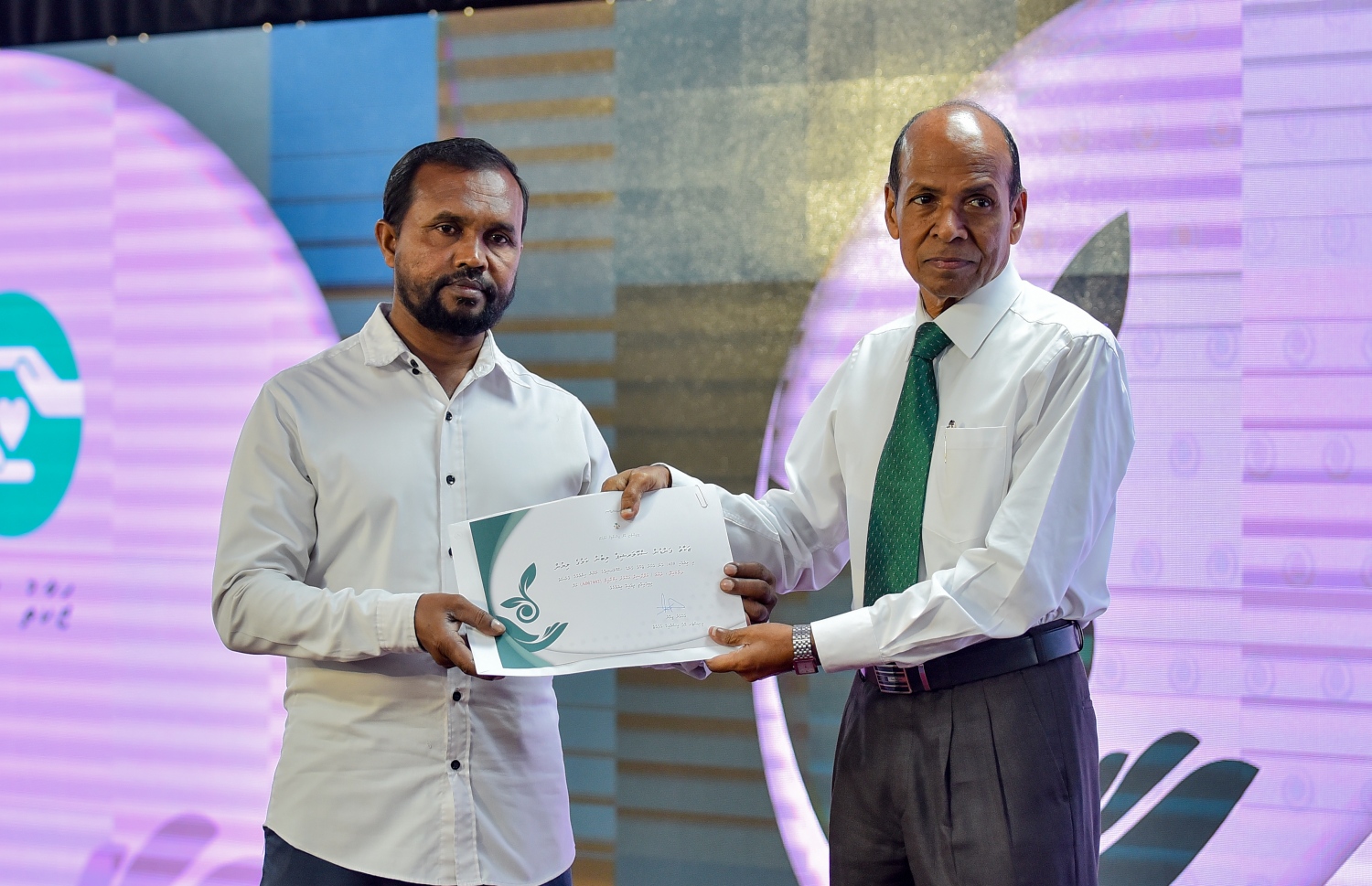 މާލެ: ސެޕްޓެމްބަރު 10، 2018: ޒަކާތު ފަންޑުގެ އެހީގައި ދޭ ސްކޮލަޝިޕްގެ ލިޔުން ހަވާލުކުރުމަށް އިސްލާމީ މަރުކަޒުގައި ބޭއްވި ހާއްސަ ރަސްމިއްޔާތުގައި ސްކޮލަޝިޕް ލިބުނު ދަރިވަރަކަށް، ގުރުއާނާބެހޭ މަރުކަޒުގެ ރައީސް އިބްރާހިމް ރަޝީދު މޫސާ(ކ) ލިޔުން ހަވާލުކޮށްދެއްވަނީ.-- ފޮޓޯ: އަހުމަދު ނިޝާތު /މިހާރު