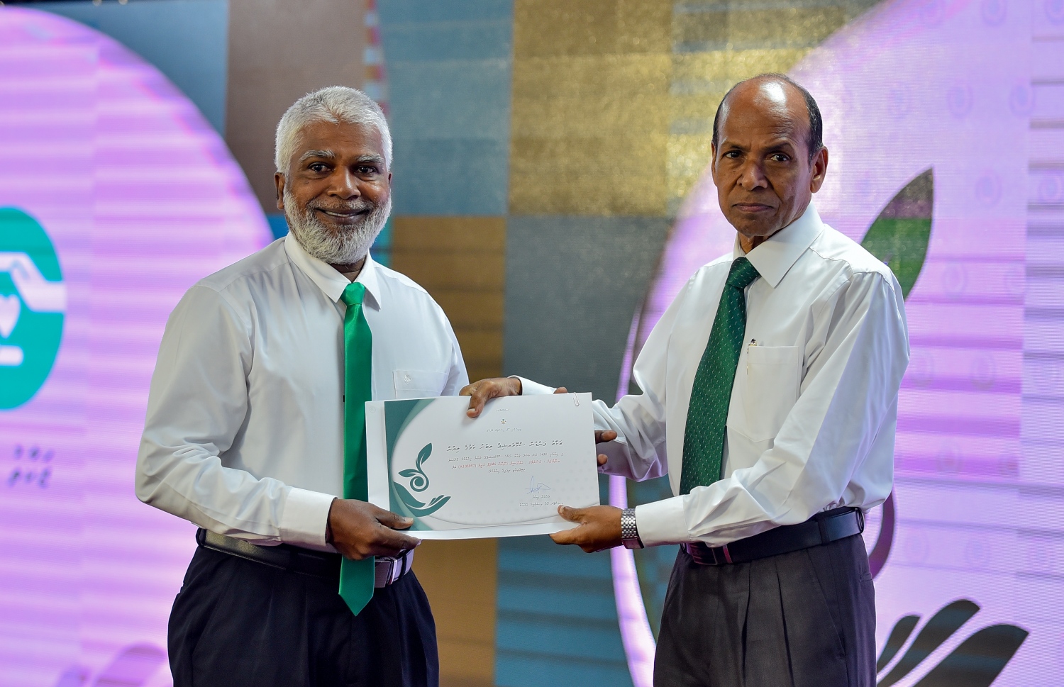 މާލެ: ސެޕްޓެމްބަރު 10، 2018: ޒަކާތު ފަންޑުގެ އެހީގައި ދޭ ސްކޮލަޝިޕްގެ ލިޔުން ހަވާލުކުރުމަށް އިސްލާމީ މަރުކަޒުގައި ބޭއްވި ހާއްސަ ރަސްމިއްޔާތުގައި ސްކޮލަޝިޕް ލިބުނު ދަރިވަރަކަށް، ގުރުއާނާބެހޭ މަރުކަޒުގެ ރައީސް އިބްރާހިމް ރަޝީދު މޫސާ(ކ) ލިޔުން ހަވާލުކޮށްދެއްވަނީ.-- ފޮޓޯ: އަހުމަދު ނިޝާތު /މިހާރު