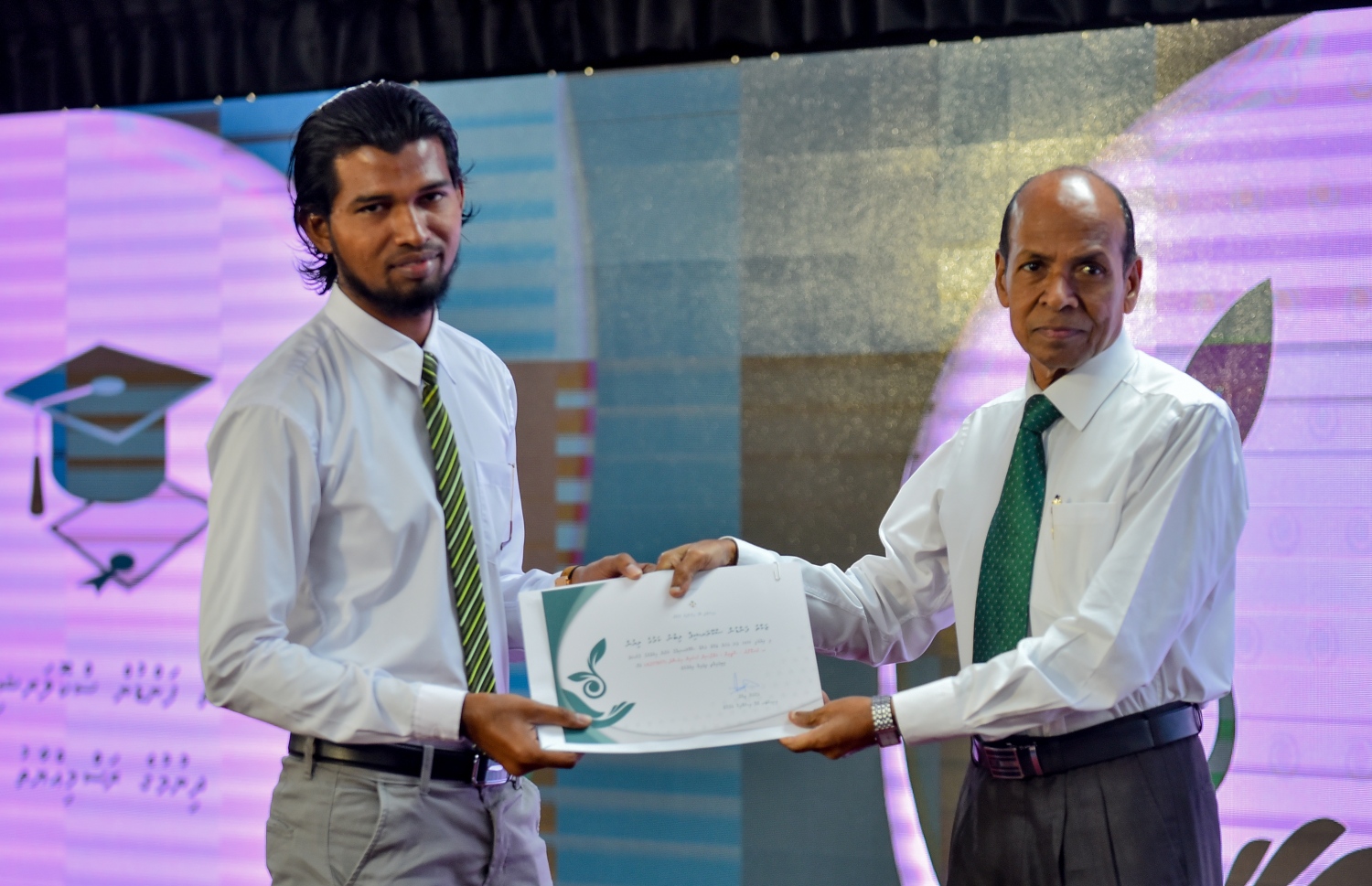 މާލެ: ސެޕްޓެމްބަރު 10، 2018: ޒަކާތު ފަންޑުގެ އެހީގައި ދޭ ސްކޮލަޝިޕްގެ ލިޔުން ހަވާލުކުރުމަށް އިސްލާމީ މަރުކަޒުގައި ބޭއްވި ހާއްސަ ރަސްމިއްޔާތުގައި ސްކޮލަޝިޕް ލިބުނު ދަރިވަރަކަށް، ގުރުއާނާބެހޭ މަރުކަޒުގެ ރައީސް އިބްރާހިމް ރަޝީދު މޫސާ(ކ) ލިޔުން ހަވާލުކޮށްދެއްވަނީ.-- ފޮޓޯ: އަހުމަދު ނިޝާތު /މިހާރު