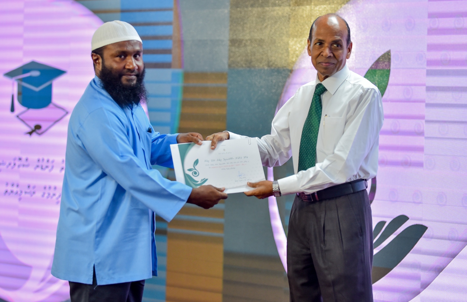 މާލެ: ސެޕްޓެމްބަރު 10، 2018: ޒަކާތު ފަންޑުގެ އެހީގައި ދޭ ސްކޮލަޝިޕްގެ ލިޔުން ހަވާލުކުރުމަށް އިސްލާމީ މަރުކަޒުގައި ބޭއްވި ހާއްސަ ރަސްމިއްޔާތުގައި ސްކޮލަޝިޕް ލިބުނު ދަރިވަރަކަށް، ގުރުއާނާބެހޭ މަރުކަޒުގެ ރައީސް އިބްރާހިމް ރަޝީދު މޫސާ(ކ) ލިޔުން ހަވާލުކޮށްދެއްވަނީ.-- ފޮޓޯ: އަހުމަދު ނިޝާތު /މިހާރު