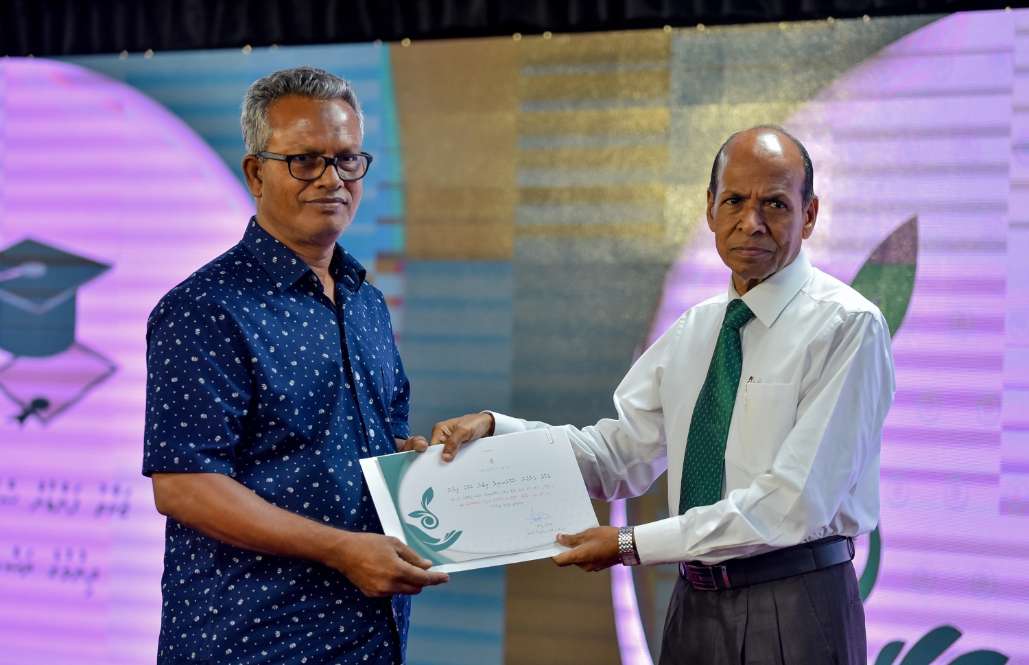 މާލެ: ސެޕްޓެމްބަރު 10، 2018: ޒަކާތު ފަންޑުގެ އެހީގައި ދޭ ސްކޮލަޝިޕްގެ ލިޔުން ހަވާލުކުރުމަށް އިސްލާމީ މަރުކަޒުގައި ބޭއްވި ހާއްސަ ރަސްމިއްޔާތުގައި ސްކޮލަޝިޕް ލިބުނު ދަރިވަރަކަށް، ގުރުއާނާބެހޭ މަރުކަޒުގެ ރައީސް އިބްރާހިމް ރަޝީދު މޫސާ(ކ) ލިޔުން ހަވާލުކޮށްދެއްވަނީ.-- ފޮޓޯ: އަހުމަދު ނިޝާތު /މިހާރު