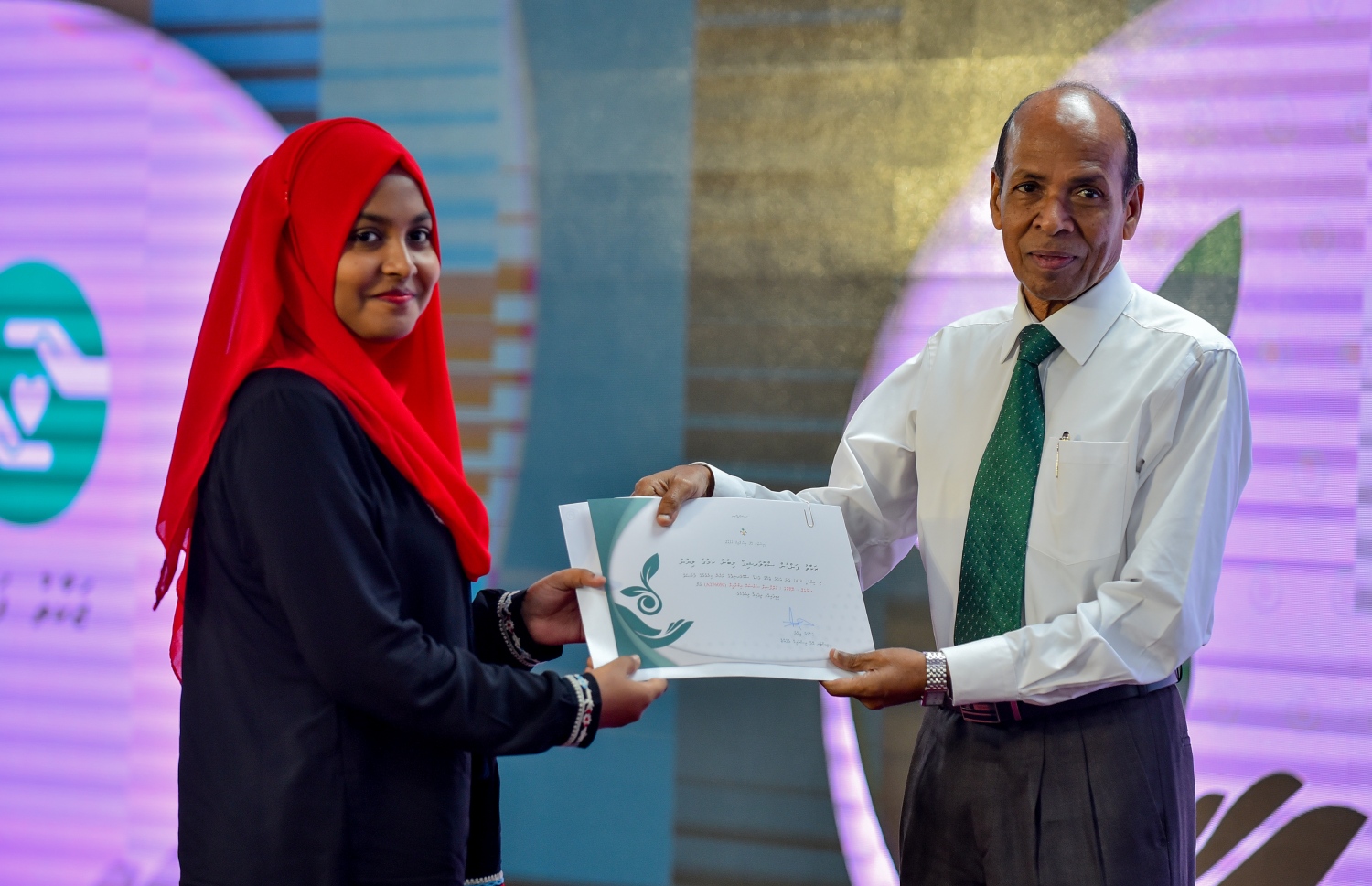 މާލެ: ސެޕްޓެމްބަރު 10، 2018: ޒަކާތު ފަންޑުގެ އެހީގައި ދޭ ސްކޮލަޝިޕްގެ ލިޔުން ހަވާލުކުރުމަށް އިސްލާމީ މަރުކަޒުގައި ބޭއްވި ހާއްސަ ރަސްމިއްޔާތުގައި ސްކޮލަޝިޕް ލިބުނު ދަރިވަރަކަށް، ގުރުއާނާބެހޭ މަރުކަޒުގެ ރައީސް އިބްރާހިމް ރަޝީދު މޫސާ(ކ) ލިޔުން ހަވާލުކޮށްދެއްވަނީ.-- ފޮޓޯ: އަހުމަދު ނިޝާތު /މިހާރު