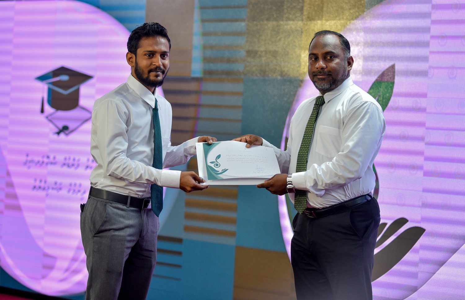 މާލެ: ސެޕްޓެމްބަރު 10، 2018: ޒަކާތު ފަންޑުގެ އެހީގައި ދޭ ސްކޮލަޝިޕްގެ ލިޔުން ހަވާލުކުރުމަށް އިސްލާމީ މަރުކަޒުގައި ބޭއްވި ހާއްސަ ރަސްމިއްޔާތުގައި ސްކޮލަޝިޕް ލިބުނު ދަރިވަރަކަށް، އިސްލާމިކް މިނިސްޓަރު ޑރ. ޒިޔާދު ބާގިރް(ކ) ލިޔުން ހަވާލުކޮށްދެއްވަނީ.-- ފޮޓޯ: އަހުމަދު ނިޝާތު /މިހާރު