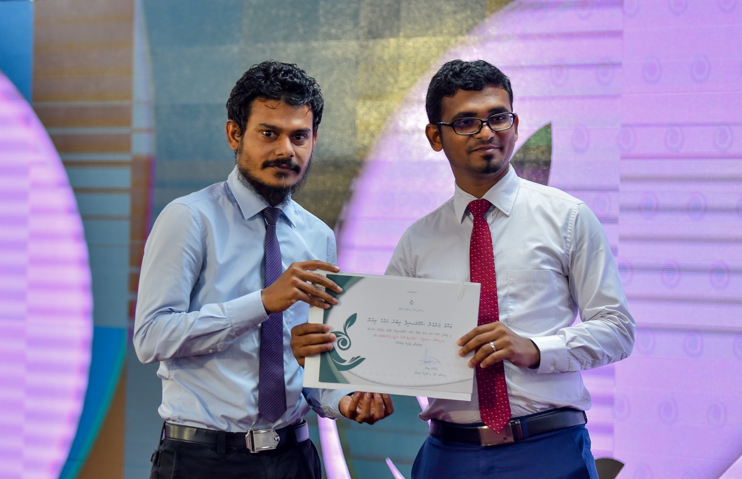 މާލެ: ސެޕްޓެމްބަރު 10، 2018: ޒަކާތު ފަންޑުގެ އެހީގައި ދޭ ސްކޮލަޝިޕްގެ ލިޔުން ހަވާލުކުރުމަށް އިސްލާމީ މަރުކަޒުގައި ބޭއްވި ހާއްސަ ރަސްމިއްޔާތުގައި ސްކޮލަޝިޕް ލިބުނު ދަރިވަރަކަށް، ފިނޭންސް މިނިސްޓަރު އަހުމަދު މުނައްވަރު(ކ) ލިޔުން ހަވާލުކޮށްދެއްވަނީ.-- ފޮޓޯ: އަހުމަދު ނިޝާތު /މިހާރު