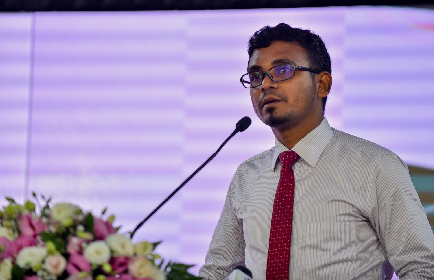 މާލެ: ސެޕްޓެމްބަރު 10، 2018: ޒަކާތު ފަންޑުގެ އެހީގައި ދޭ ސްކޮލަޝިޕްގެ ލިޔުން ހަވާލުކުރުމަށް އިސްލާމީ މަރުކަޒުގައި ބޭއްވި ހާއްސަ ރަސްމިއްޔާތުގައި ފިނޭންސް މިނިސްޓަރު އަހުމަދު މުނައްވަރު ވާހަކަ ދައްކަވަނީ.-- ފޮޓޯ: އަހުމަދު ނިޝާތު /މިހާރު