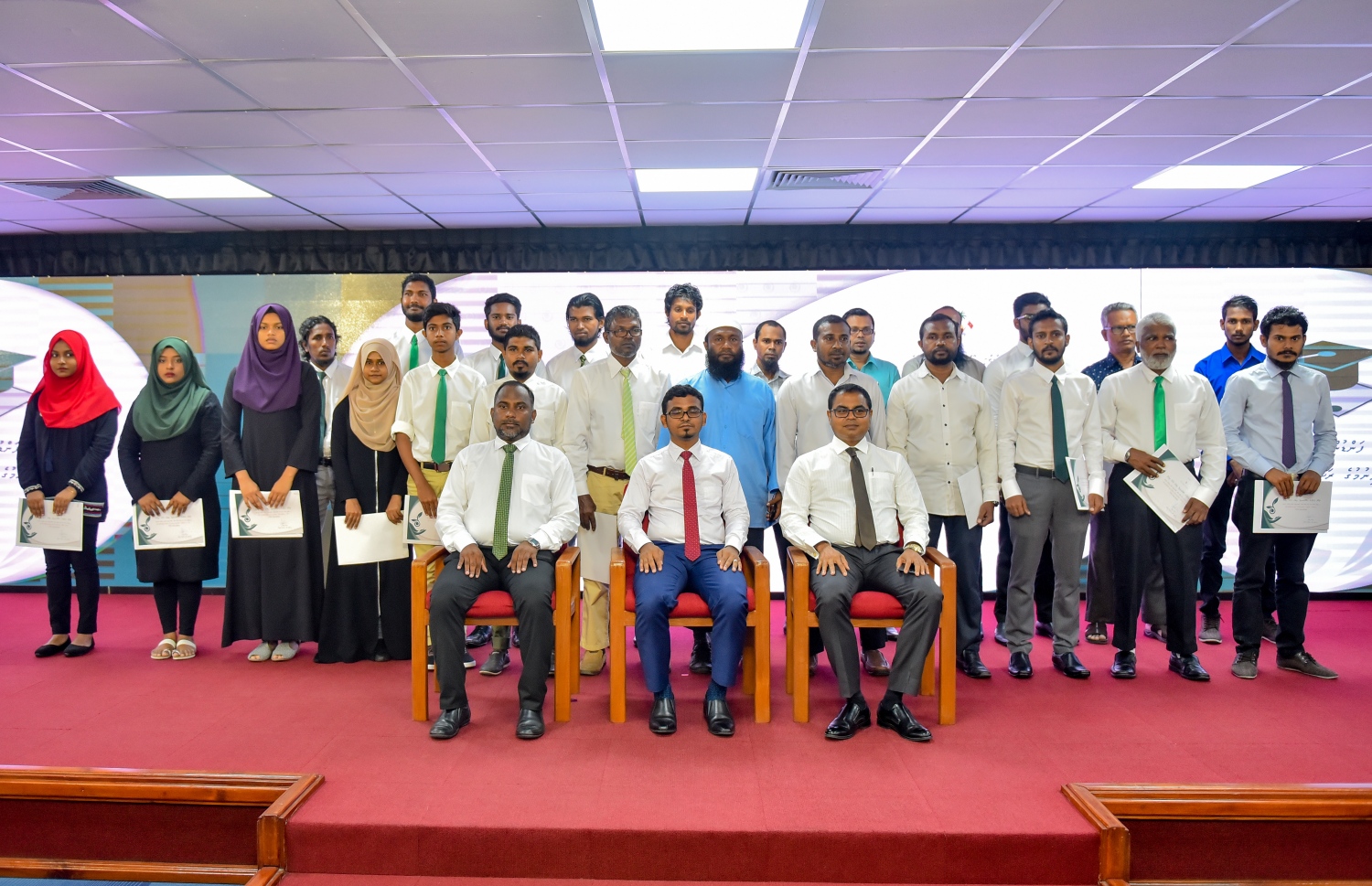 ޒަކާތު ފަންޑުގެ އެހީގައި ދޭ ސްކޮލަޝިޕްގެ ލިޔުން ހަވާލުކުރުން