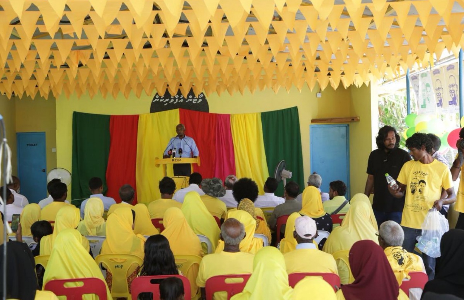 މާފަރުގައި ތިބި އިދިކޮޅު ސަޕޯޓަރުންނާ ބައްދަލު ކުރައްވައި އިބޫ ވާހަކަ ދައްކަވަނީ. - ފޮޓޯ: އެމްޑީޕީ