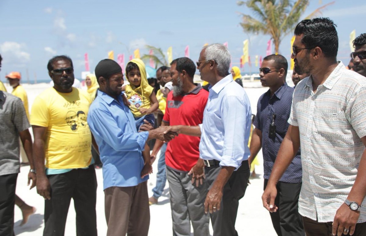 އިބޫ މިއަދު ނ. މާފަރަށް ވަޑައިގެން މީހަކާ ސަލާމް ކުރައްވަނީ. - ފޮޓޯ: އެމްޑީޕީ