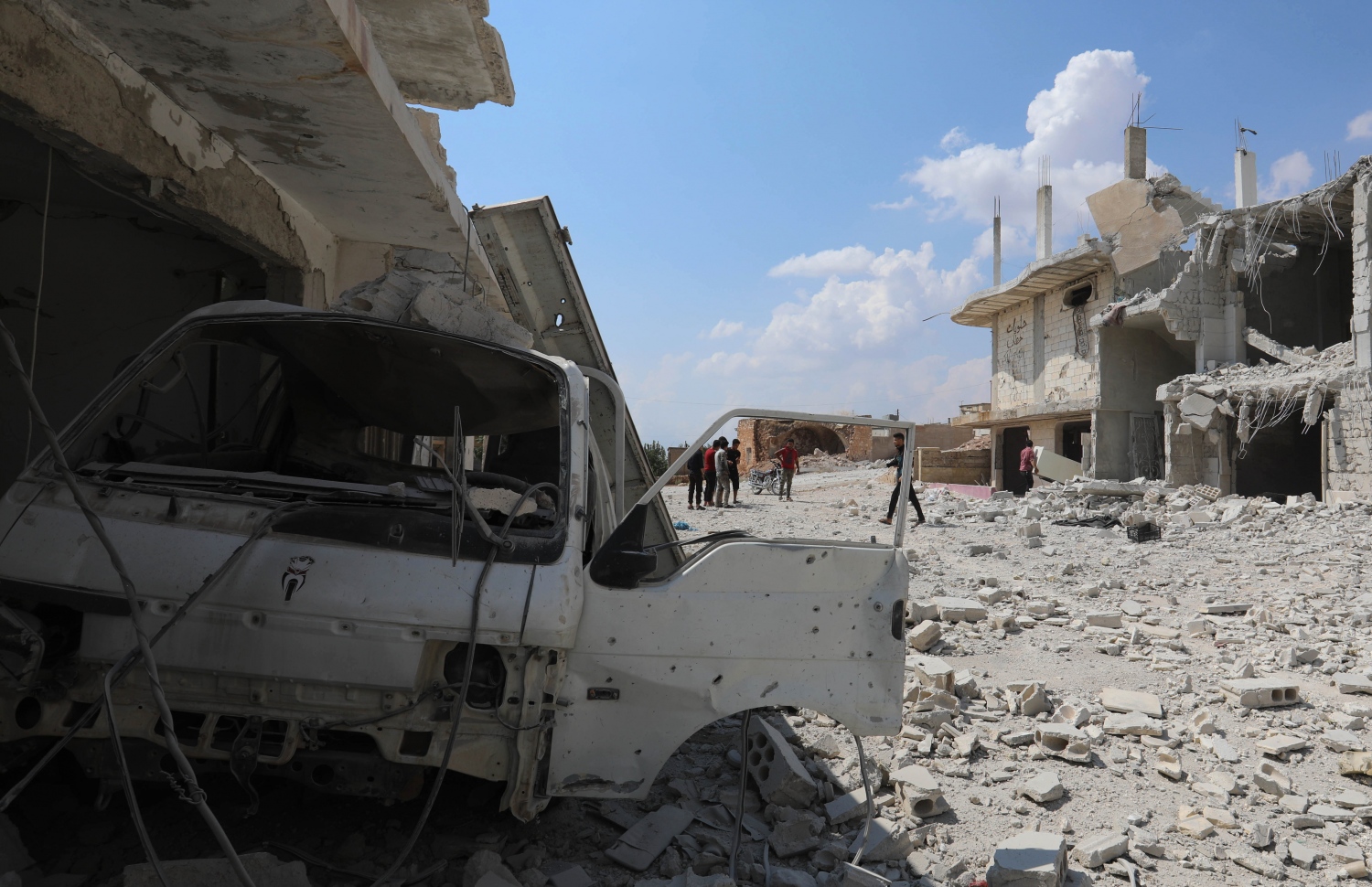 އިދްލީބް ޕްރޮވިންސްގެ އަލް ހަބީތު ޓައުނަށް ސަރުކާރު ސިފައިން ބޮން އެޅުމުގެ ސަބަބުން އިމާރާތެއް ހަލާކުވެފައި. --ފޮޓޯ:އޭއެފްޕީ