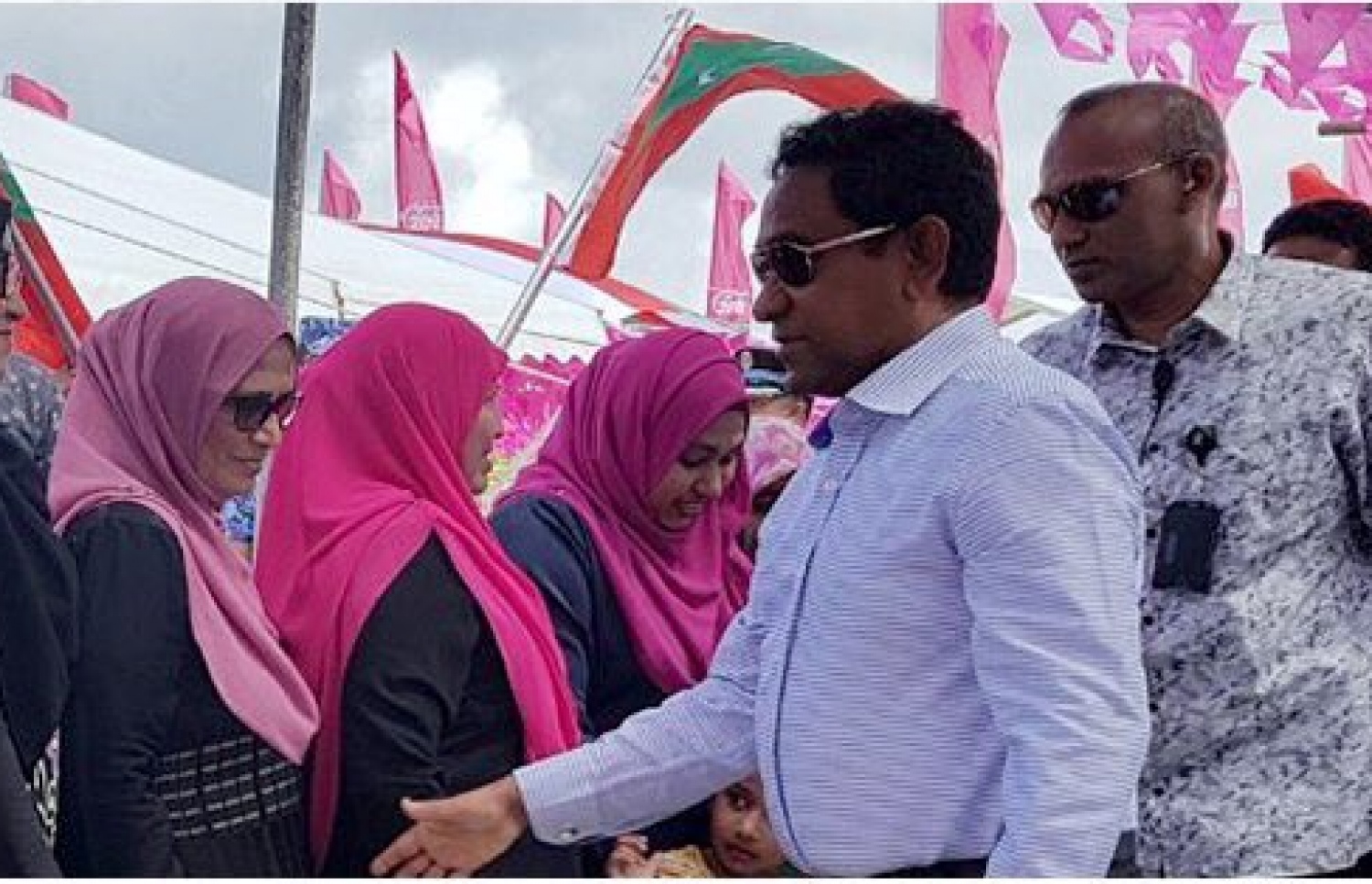ތިނަދު އަށް ވަޑައިގަތްއިރު މަރުހަބާ ކިޔަން ނުކުތް މީހުންނާ ރައީސް ސަލާމްކުރައްވަނީ. --ފޮޓޯ/ރައީސް އޮފީސް