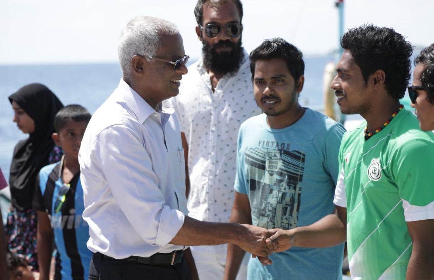 އިބޫ މިއަދު ނ. ފޮއްދު އަށް ވަޑައިގެން އެ ރަށުގައި ދިރިއުޅޭ ޒުވާނަކާ ސަލާމް ކުރައްވަނީ. - ފޮޓޯ: އެމްޑީޕީ