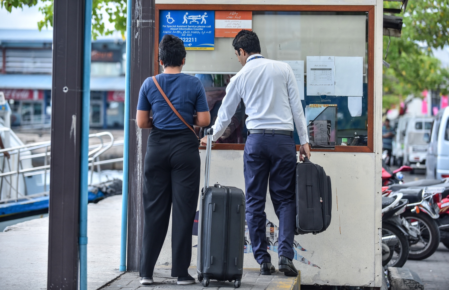 ހުޅުލެއަށް ދާން ދެ މީހަކު މިއަދު ހެނދުނު ފެރީ ޓިކެޓް ގަންނަނީ. ފޮޓޯ: ނިޝާން އަލީ /މިހާރު