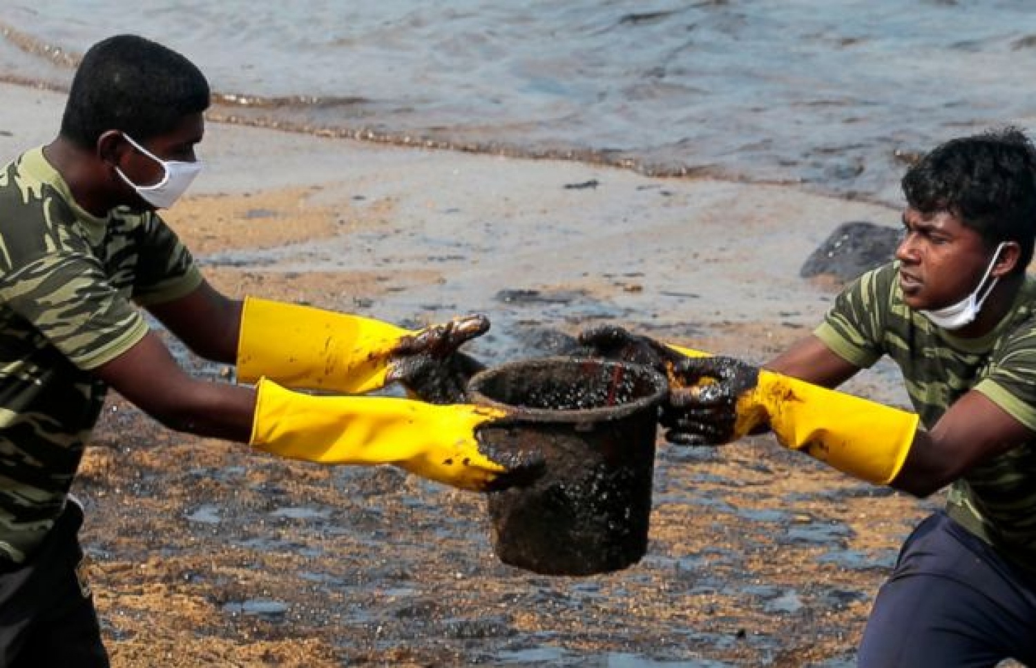 ލަންކާގެ ގޮނޑުދޮށަށް އެޅިފައިވާ ތެޔޮ ނެގުމުގެ މަސައްކަތް ކޯސްޓް ގާޑުގެ ސިފައިން ކުރަނީ.