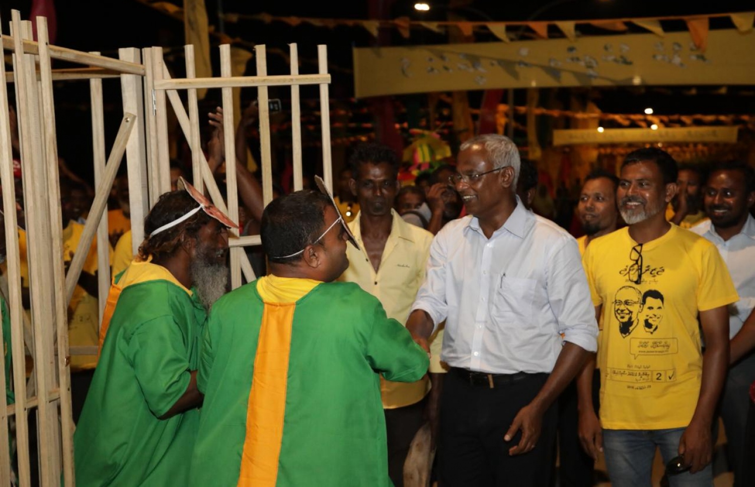 އިބޫ، ރަމްޒީގޮތެއްގައި ލީޑަރުން މިނިވަން ކުރައްވަނީ. --ފޮޓޯ: އެމްޑީޕީ