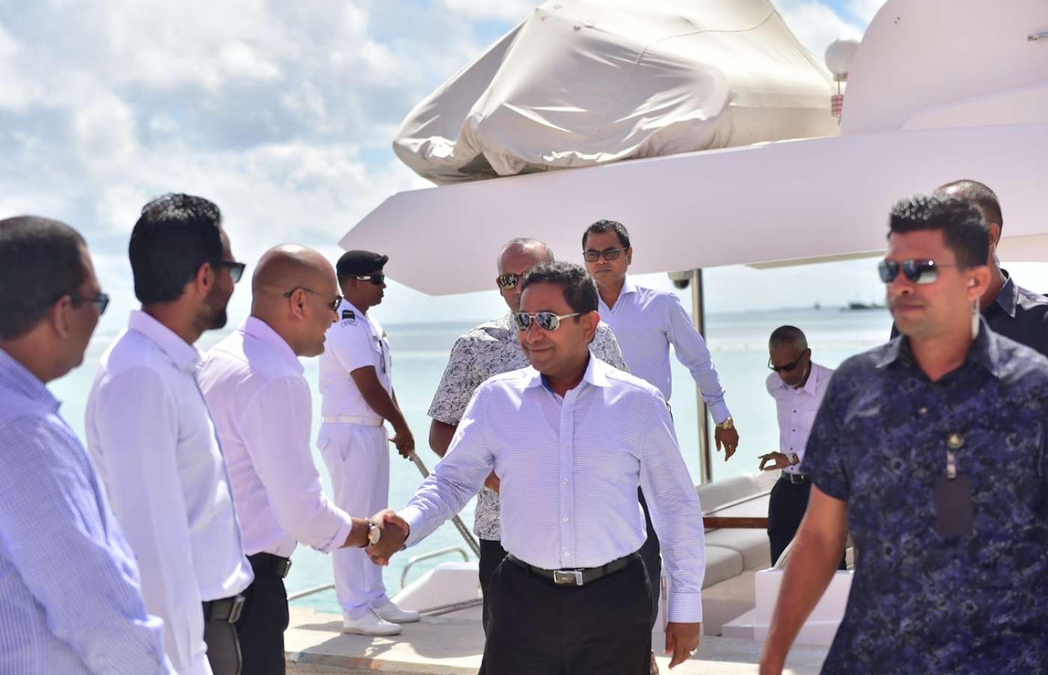 ގދ. ތިނަދޫ: ސެޕްޓެމްބަރު 11، 2018- ރައީސް އަބްދުﷲ ޔާމީން ތިނަދުއަށް ވަޑައިގަތުމުން، މަރުހަބާ ދަންނަވަން ދިޔަ ބައެއް މީހުންނާ ސަލާމް ކުރައްވަނީ.---ފޮޓޯ: ރައީސް އޮފީސް