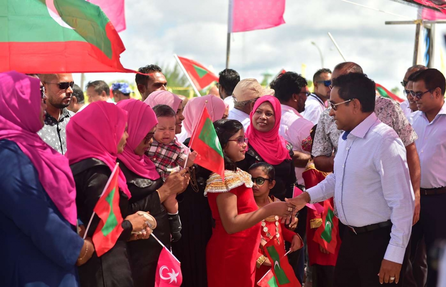 ގދ. ތިނަދޫ: ސެޕްޓެމްބަރު 11، 2018- ރައީސް އަބްދުﷲ ޔާމީން ތިނަދުއަށް ވަޑައިގަތުމުން، މަރުހަބާ ދަންނަވަން ދިޔަ މީހުންގެ ތެރެއިން ކުޑަކުއްޖަކާ ސަލާމް ކުރައްވަނީ.---ފޮޓޯ: ރައީސް އޮފީސް