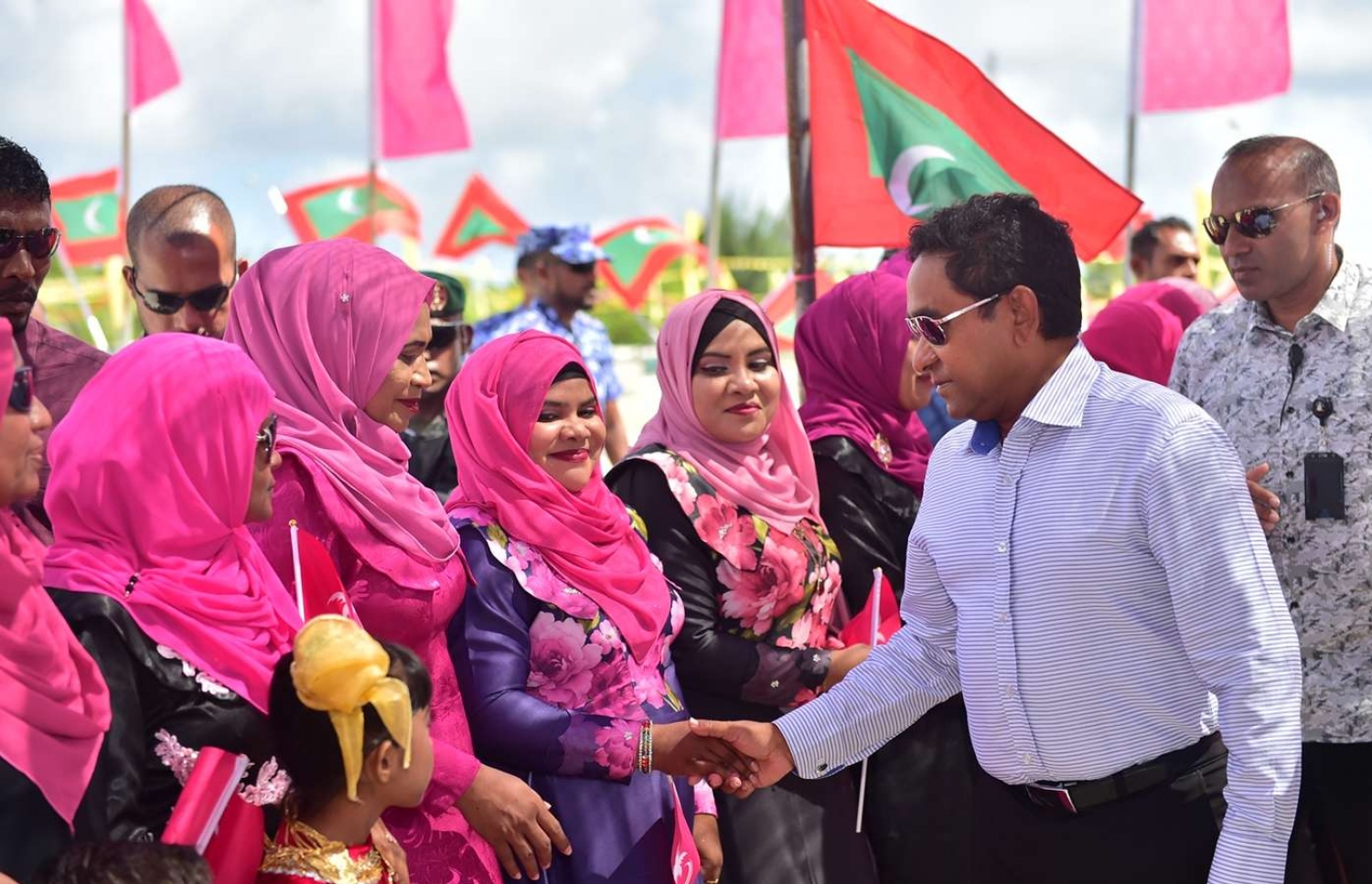 ގދ. ތިނަދޫ: ސެޕްޓެމްބަރު 11، 2018- ރައީސް އަބްދުﷲ ޔާމީން ތިނަދުއަށް ވަޑައިގަތުމުން، މަރުހަބާ ދަންނަވަން ދިޔަ މީހުންނާ ސަލާމް ކުރައްވަނީ.---ފޮޓޯ: ރައީސް އޮފީސް