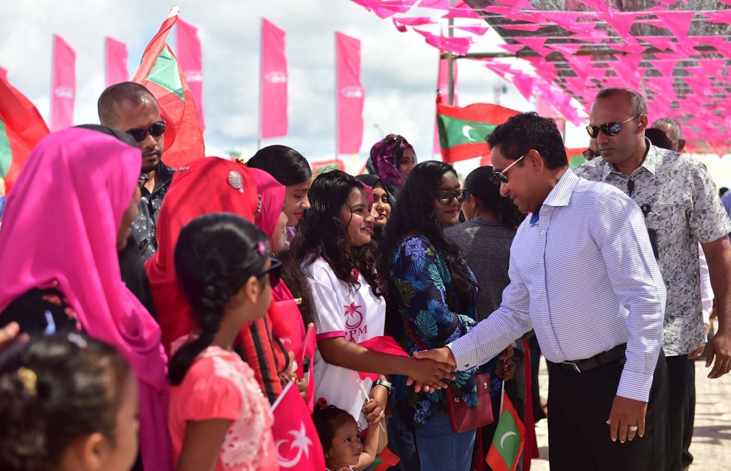 ގދ. ތިނަދޫ: ސެޕްޓެމްބަރު 11، 2018- ރައީސް އަބްދުﷲ ޔާމީން ތިނަދުއަށް ވަޑައިގަތުމުން، މަރުހަބާ ދަންނަވަން ދިޔަ މީހުންނާ ސަލާމް ކުރައްވަނީ.---ފޮޓޯ: ރައީސް އޮފީސް