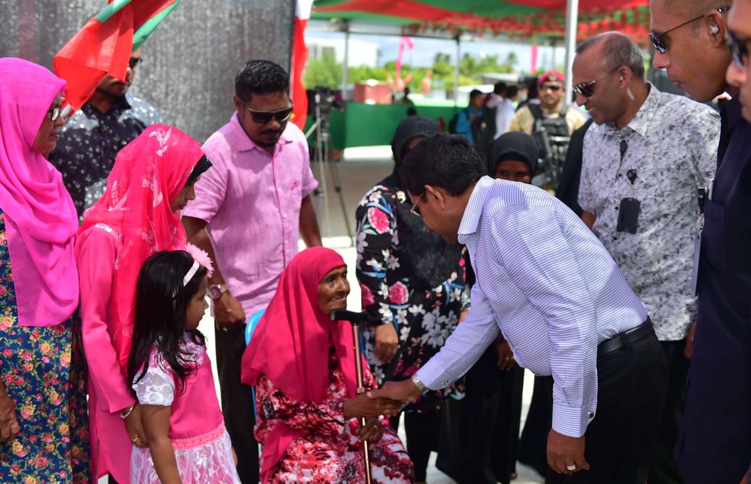 ގދ. ތިނަދޫ: ސެޕްޓެމްބަރު 11، 2018- ރައީސް އަބްދުﷲ ޔާމީން ތިނަދުއަށް ވަޑައިގަތުމުން، މަރުހަބާ ދަންނަވަން ދިޔަ މީހުންގެ ތެރެއިން އުމުރުން ދުވަސްވީ މީހަކާ ސަލާމް ކުރައްވަނީ.---ފޮޓޯ: ރައީސް އޮފީސް