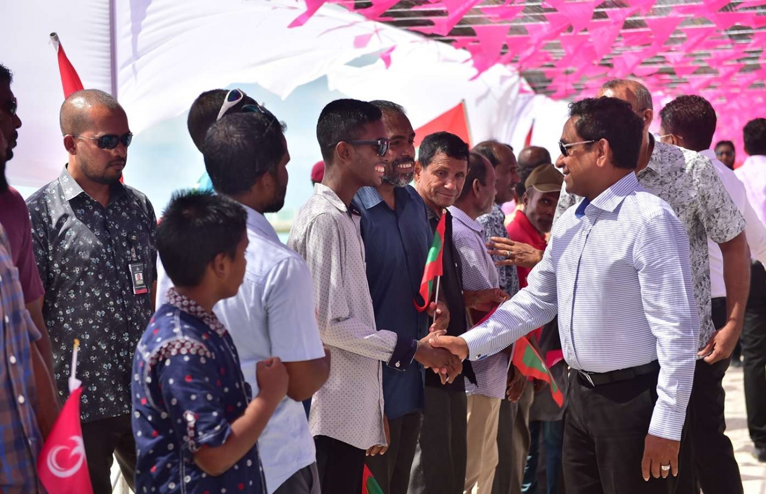 ގދ. ތިނަދޫ: ސެޕްޓެމްބަރު 11، 2018- ރައީސް އަބްދުﷲ ޔާމީން ތިނަދުއަށް ވަޑައިގަތުމުން، މަރުހަބާ ދަންނަވަން އެއްވި ޒުވާނުންތަކަކާ ސަލާމް ކުރައްވަނީ.---ފޮޓޯ: ރައީސް އޮފީސް