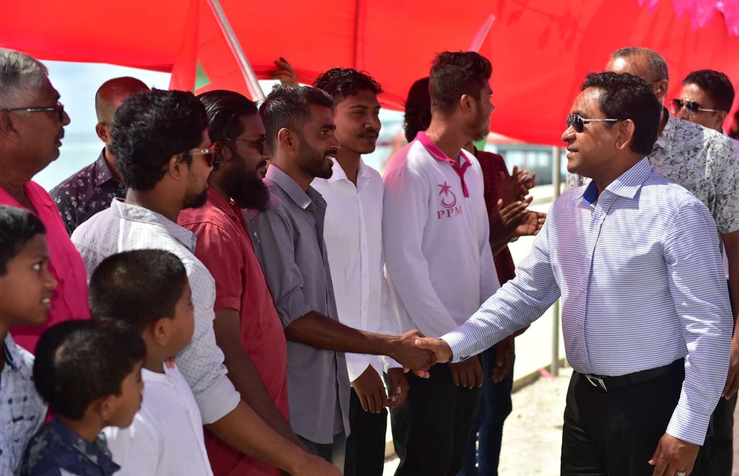 ގދ. ތިނަދޫ: ސެޕްޓެމްބަރު 11، 2018- ރައީސް އަބްދުﷲ ޔާމީން ތިނަދުއަށް ވަޑައިގަތުމުން، މަރުހަބާ ދަންނަވަން ދިޔަ މީހުންނާ ސަލާމް ކުރައްވަނީ.---ފޮޓޯ: ރައީސް އޮފީސް