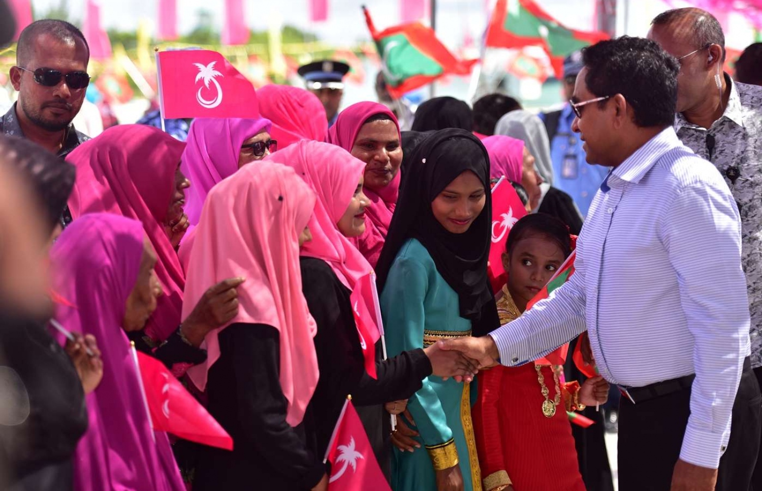 ގދ. ތިނަދޫ: ސެޕްޓެމްބަރު 11، 2018- ރައީސް އަބްދުﷲ ޔާމީން ތިނަދުއަށް ވަޑައިގަތުމުން، މަރުހަބާ ދަންނަވަން ދިޔަ މީހުންނާ ސަލާމް ކުރައްވަނީ.---ފޮޓޯ: ރައީސް އޮފީސް
