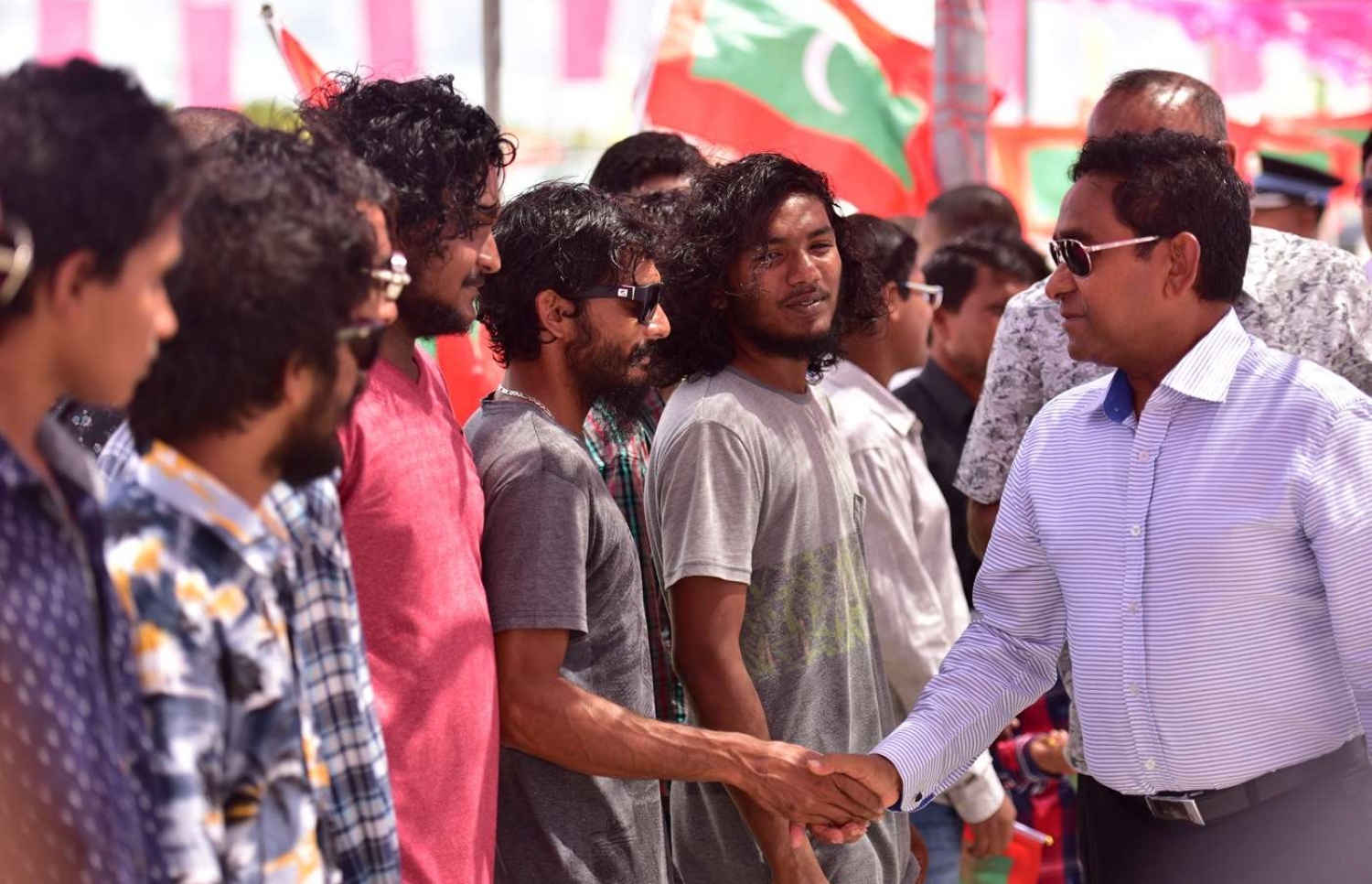 ގދ. ތިނަދޫ: ސެޕްޓެމްބަރު 11، 2018- ރައީސް އަބްދުﷲ ޔާމީން ތިނަދުއަށް ވަޑައިގަތުމުން، މަރުހަބާ ދަންނަވަން އެއްވި ޒުވާނުންތަކަކާ ސަލާމް ކުރައްވަނީ.---ފޮޓޯ: ރައީސް އޮފީސް