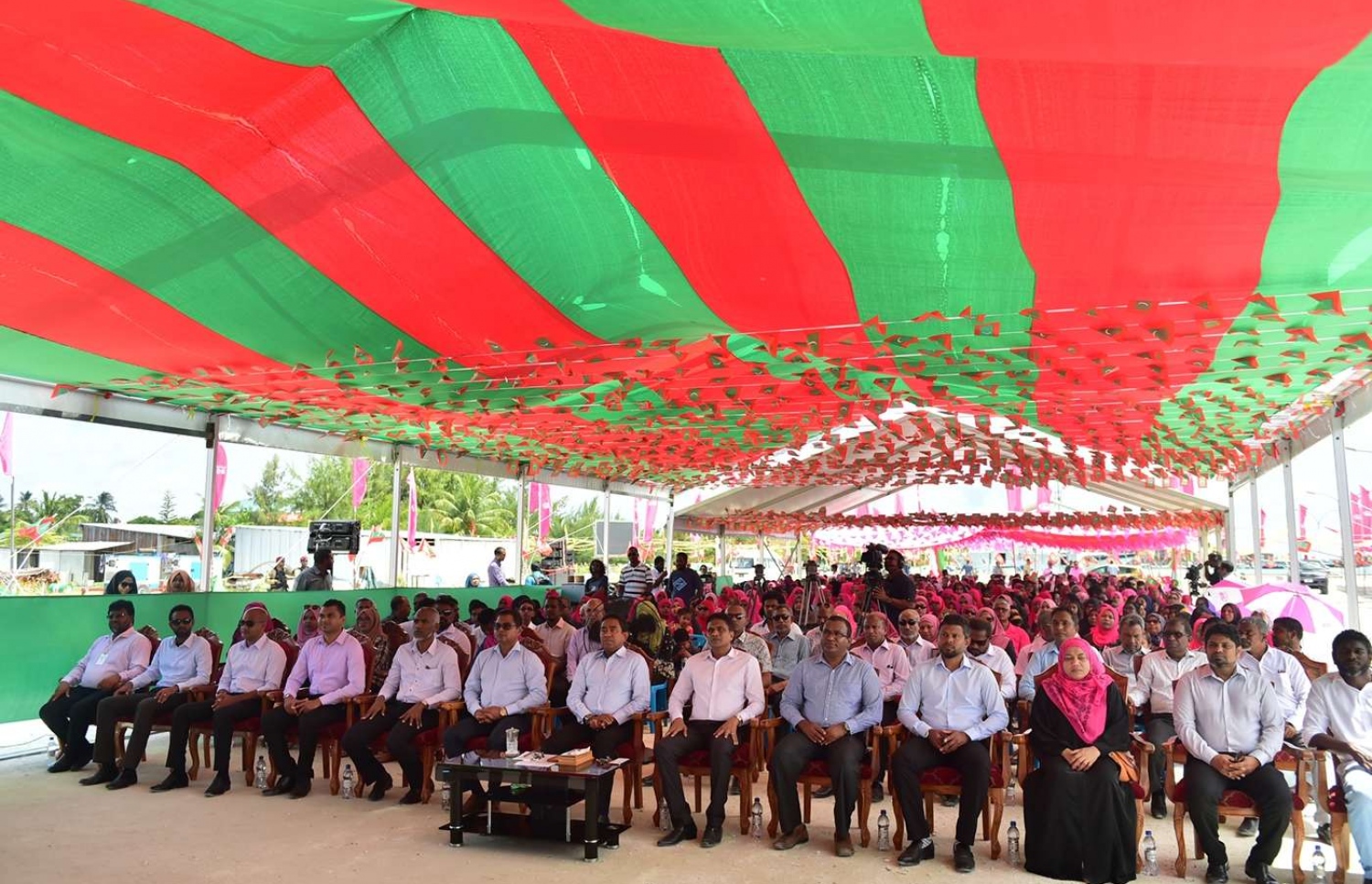 ގދ. ތިނަދޫ: ސެޕްޓެމްބަރު 11، 2018- ރައީސް އަބްދުﷲ ޔާމީން ތިނަދު އަށް ކުރެއްވި ދަތުރުފުޅުގައި، އެ ރަށުގެ މީހުންނާ ބައްދަލުކުރެއްވުމަށް ބޭއްވެވި ހަފުލާގެ ތެރެއިން.---ފޮޓޯ: ރައީސް އޮފީސް