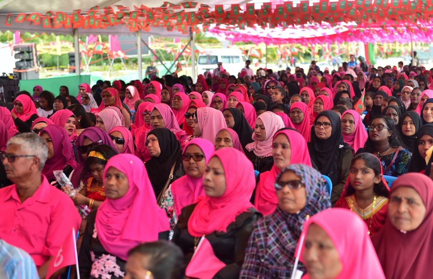 ގދ. ތިނަދޫ: ސެޕްޓެމްބަރު 11، 2018- ރައީސް އަބްދުﷲ ޔާމީން ތިނަދު އަށް ކުރެއްވި ދަތުރުފުޅުގައި، އެ ރަށުގެ މީހުންނާ ބައްދަލުކުރެއްވުމަށް ބޭއްވެވި ހަފުލާގައި ބައިވެރިވި ބައެއް މީހުން.---ފޮޓޯ: ރައީސް އޮފީސް