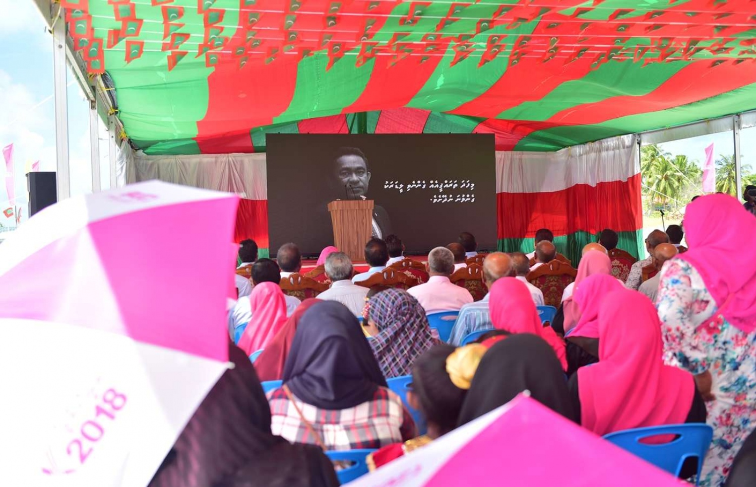 ގދ. ތިނަދޫ: ސެޕްޓެމްބަރު 11، 2018- ރައީސް އަބްދުﷲ ޔާމީން ތިނަދު އަށް ކުރެއްވި ދަތުރުފުޅުގައި، އެ ރަށުގެ މީހުންނާ ބައްދަލުކުރެއްވުމަށް ބޭއްވެވި ހަފުލާގައި ބައިވެރިވި ބައެއް މީހުން.---ފޮޓޯ: ރައީސް އޮފީސް